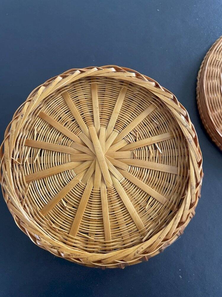Round handmade basket in fine wicker and bamboo, diameter 19 cm.