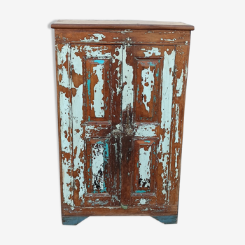Armoire ancienne et patinée en bois