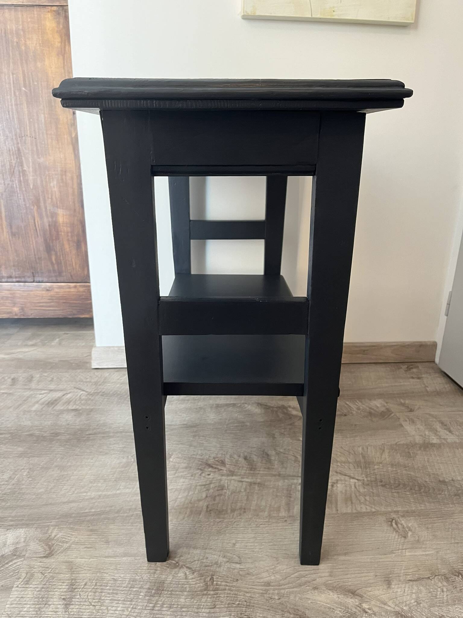 Renovated entrance console – Tailcoat finish