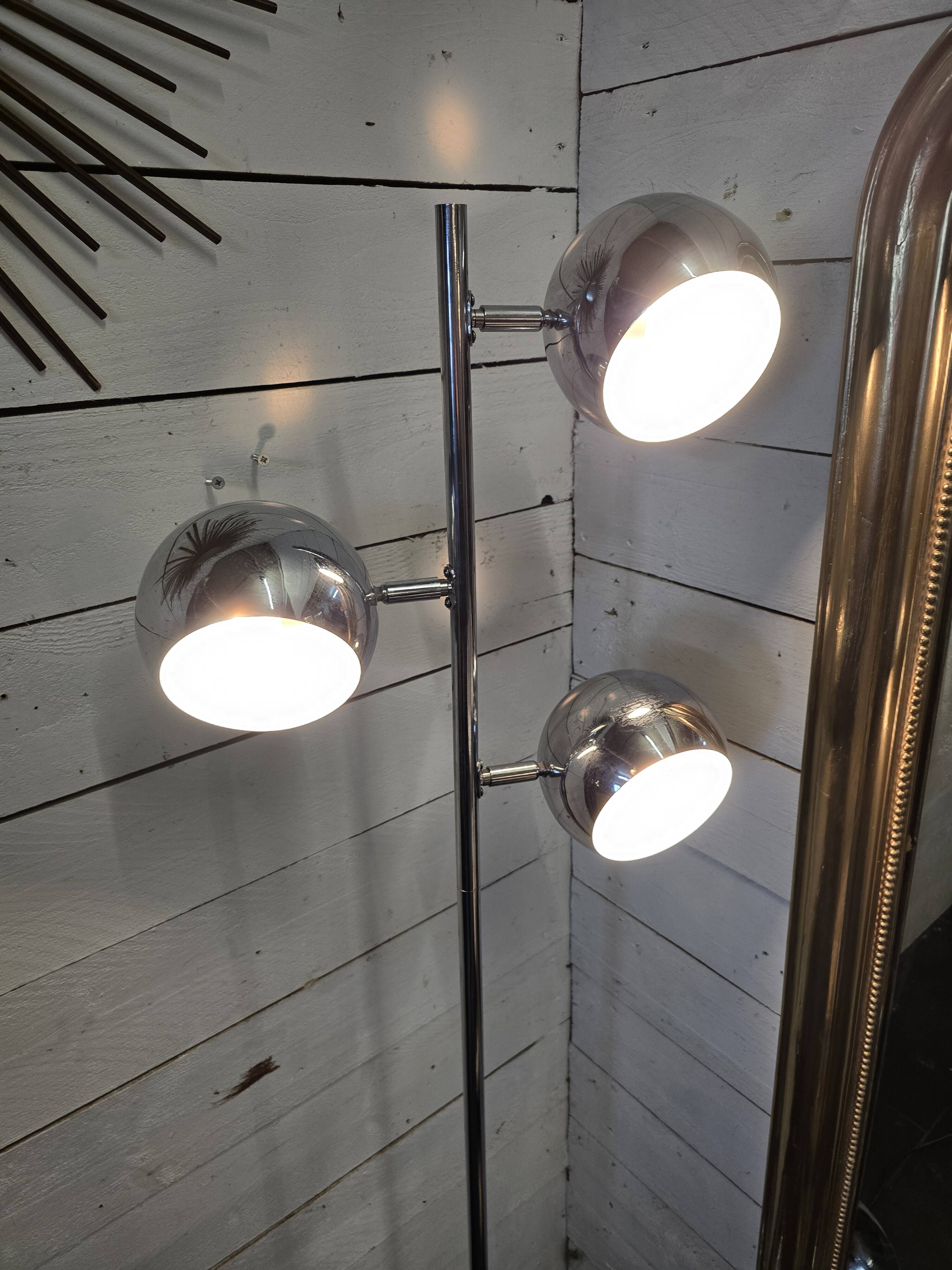 Vintage eyeball floor lamp with tulip base in chromed metal