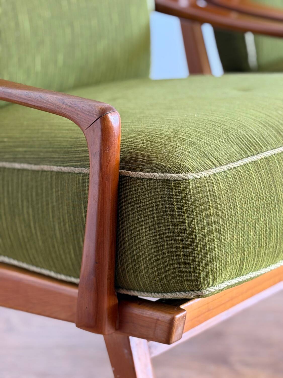 Paire de fauteuils vintage en bois et tissu