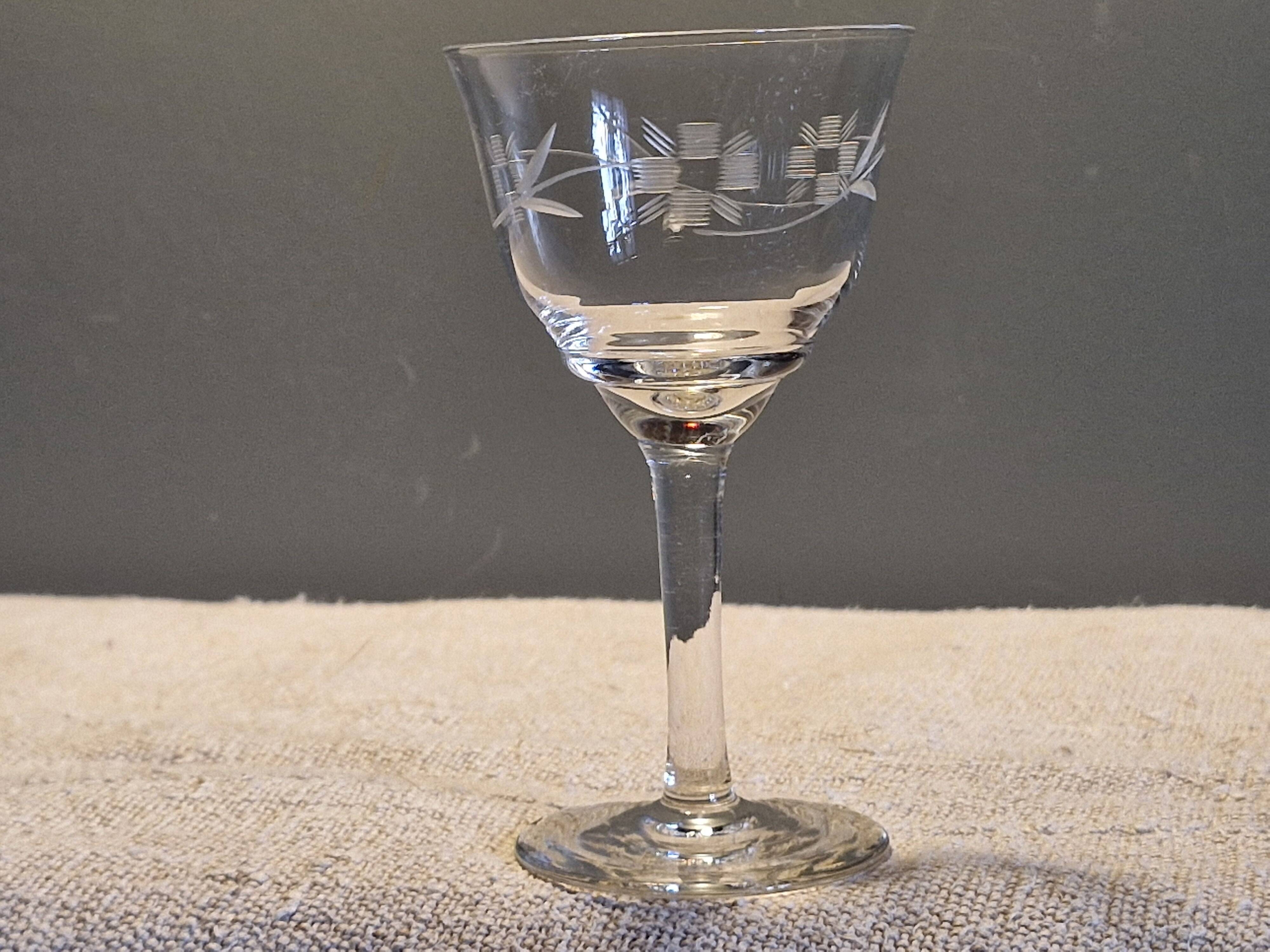 7 antique white wine/port glasses in crystal in excellent condition.