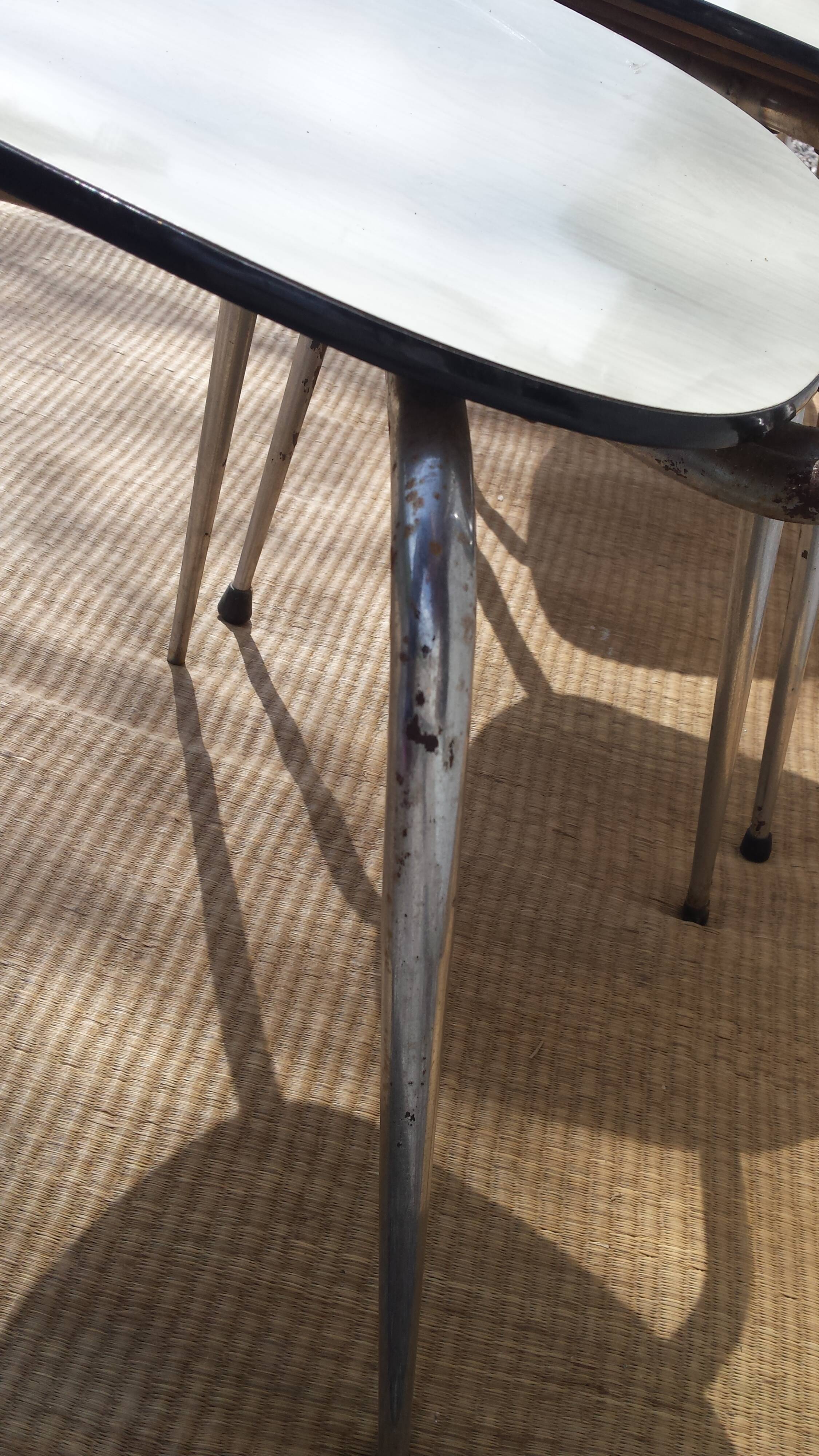 Table et 4 chaises en formica