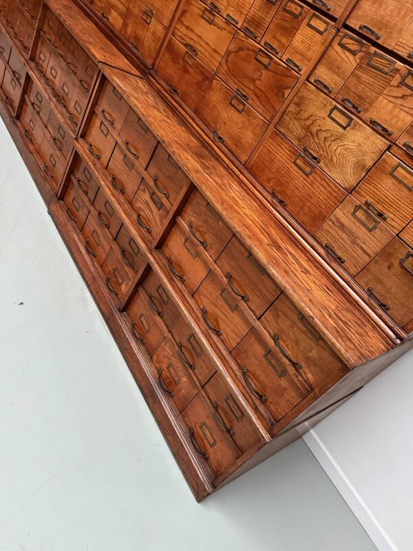 Très grand meuble d'apothicaire ancien en chêne américain veiné, vers 1900