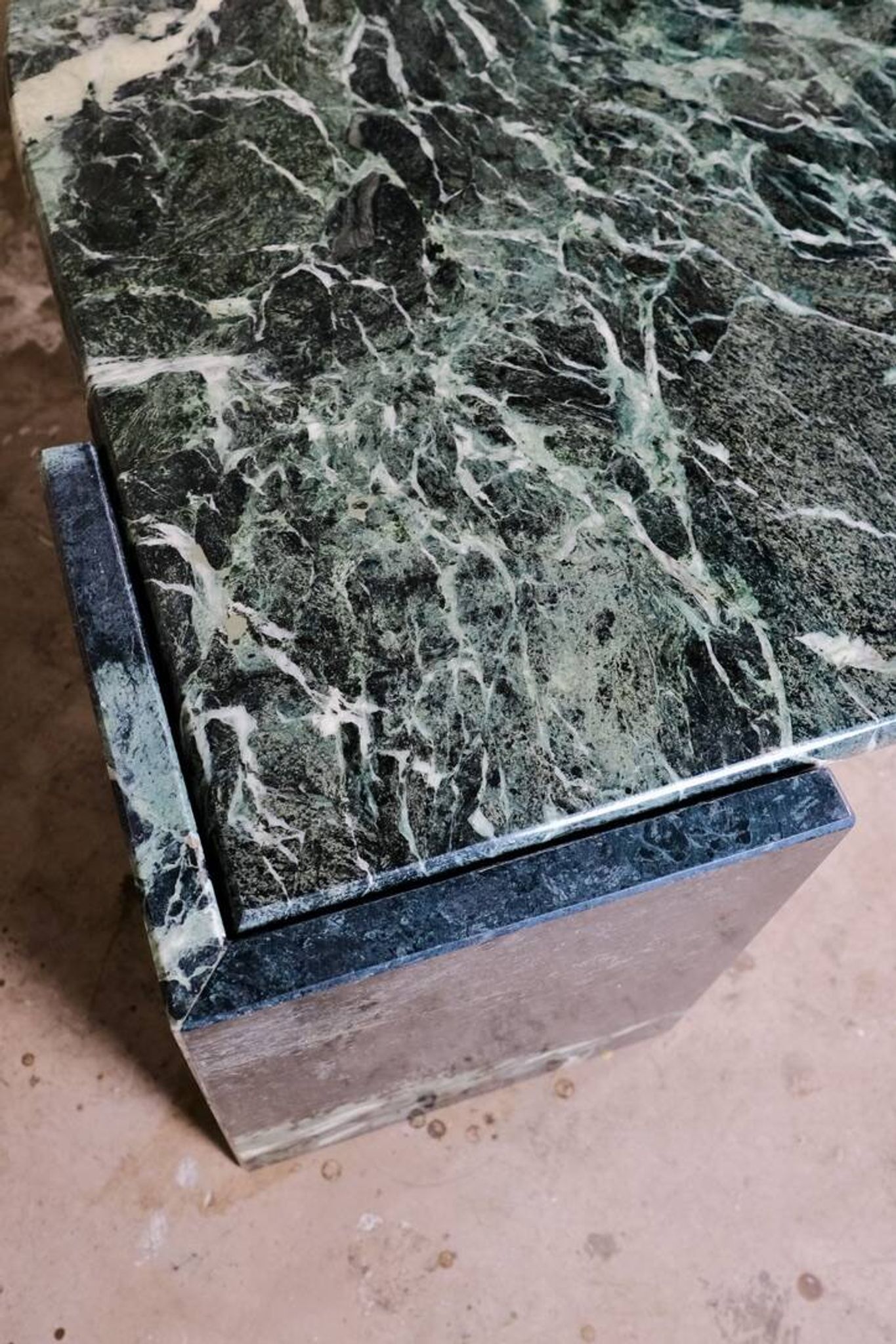 Emerald green marble "eye" coffee table, Roche Bobois, France, 1970s
