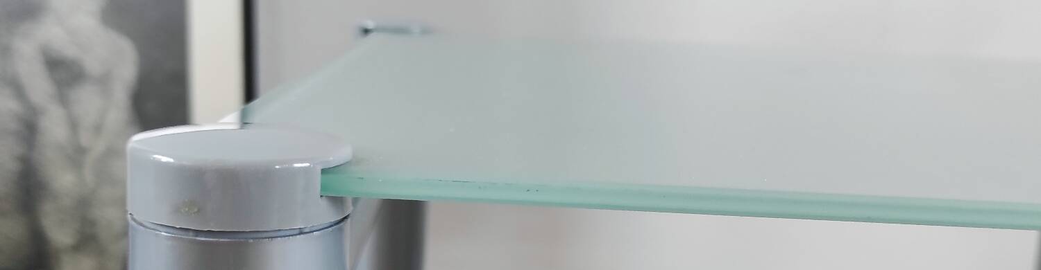 Side table / Vintage end table in frosted glass and metal – An