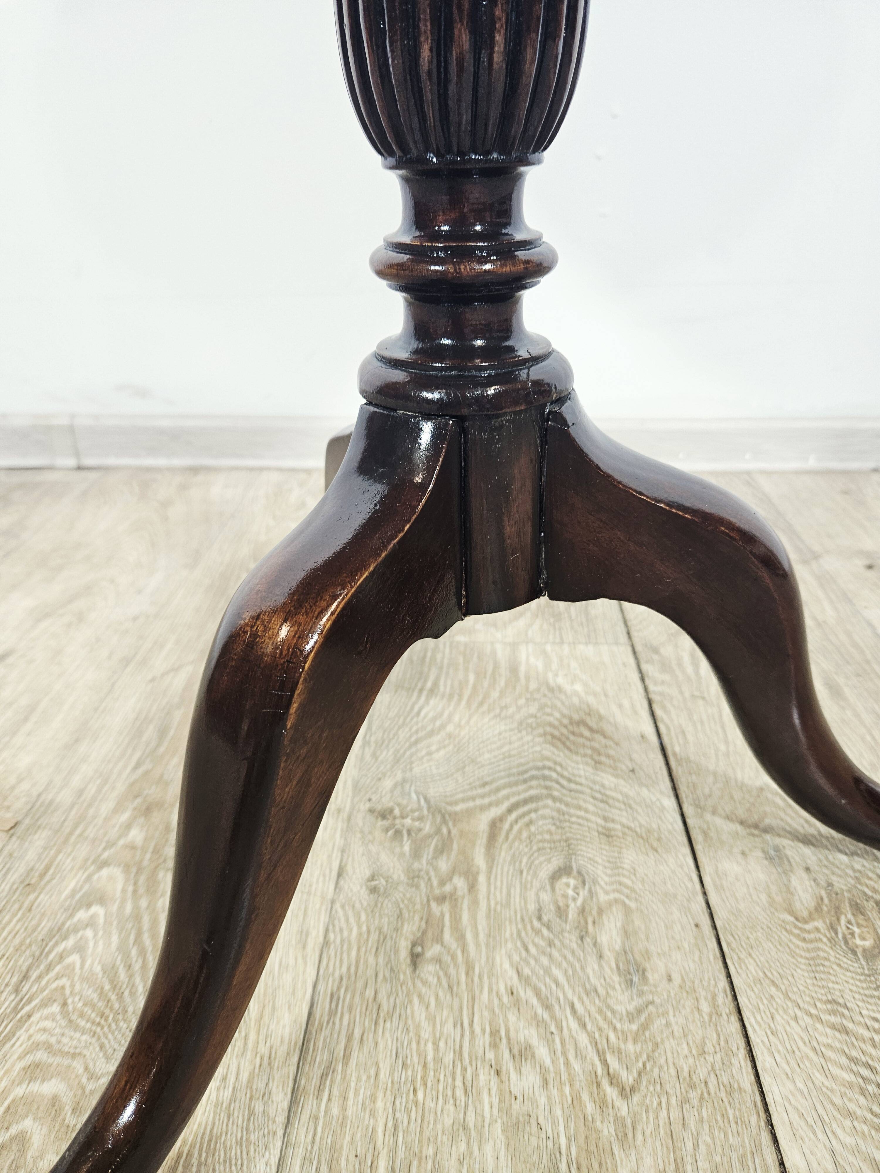 Table victorienne en acajou unique – première moitié du 19e siècle