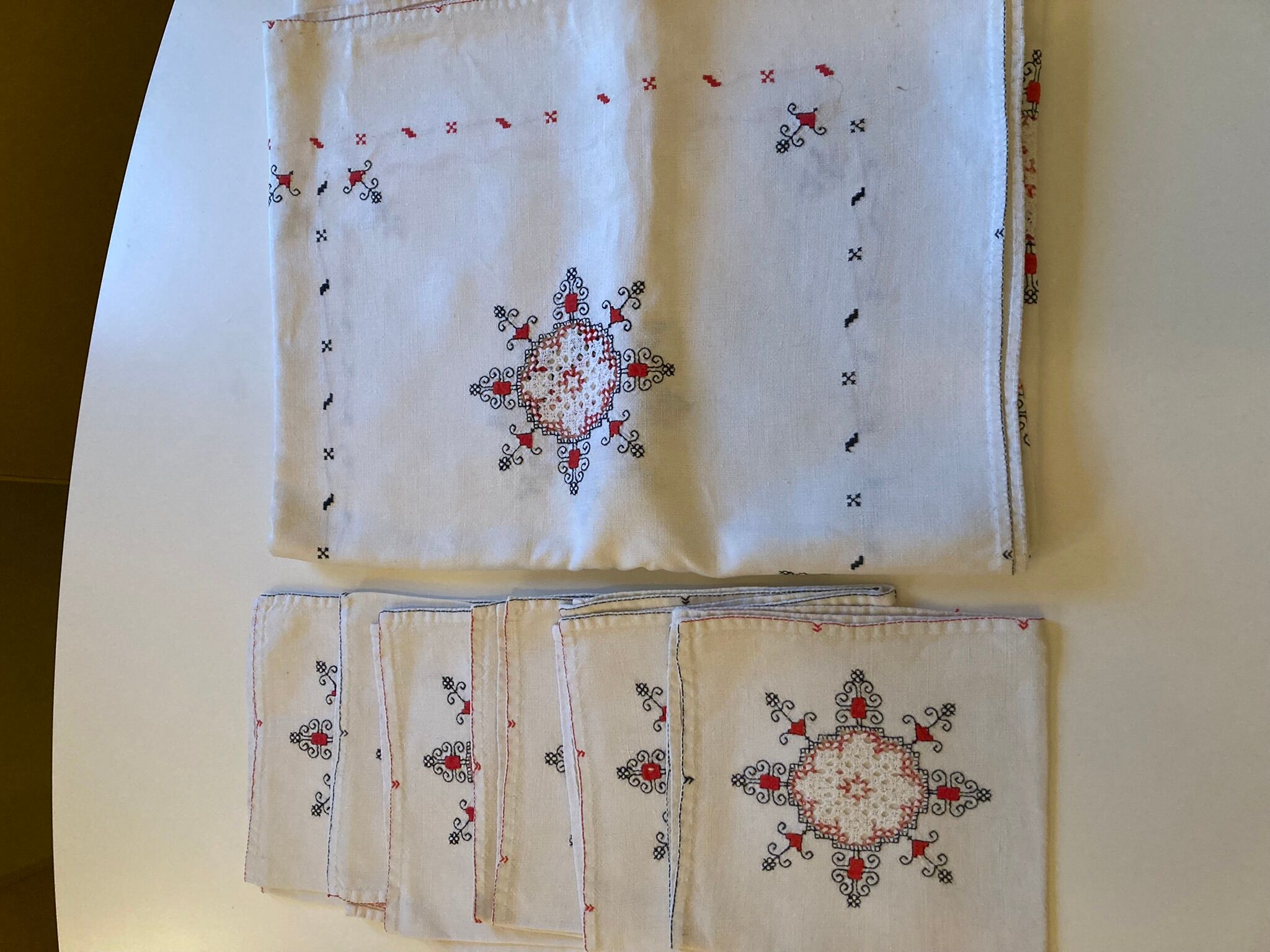 Set tablecloth and 6 matching towels, embroidered, origin Brazil