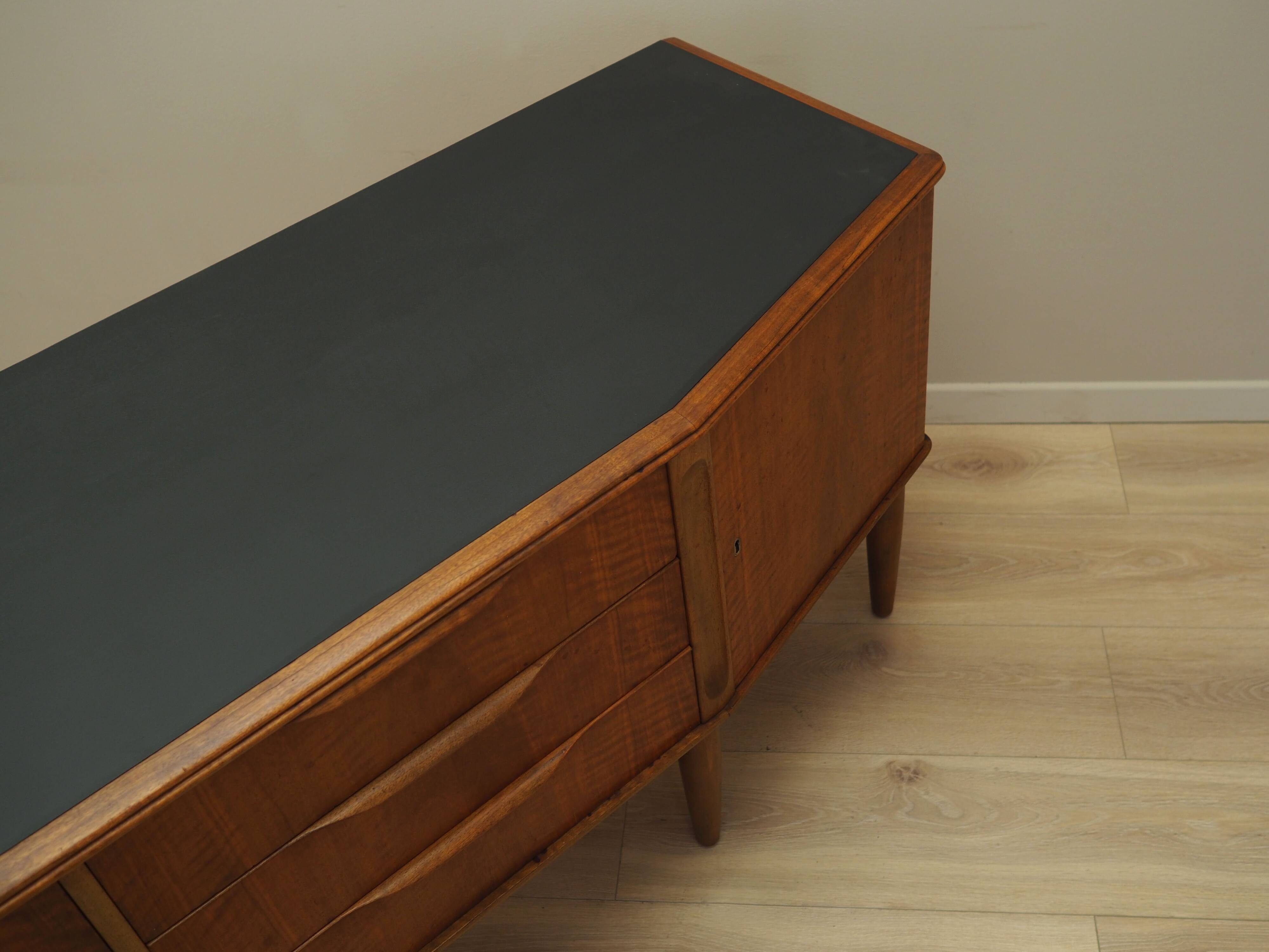 Buffet en noyer, design danois, années 1960, production : Danemark