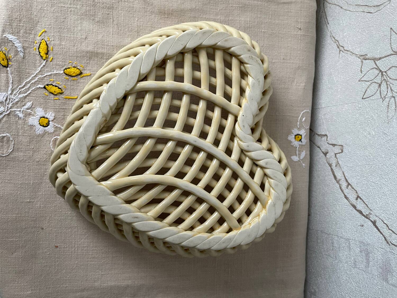 Set of 3 vintage beige heart-shaped woven porcelain nesting baskets