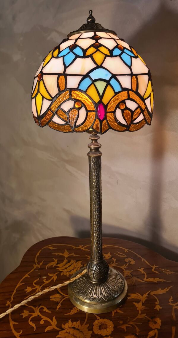 Lampe en bronze ciselé et abat-jour vitrail en verre soudé, 19e siècle