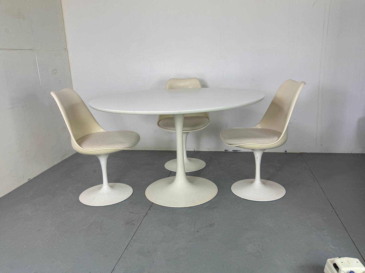 Table à manger tulipe blanche de style Space Age du milieu du siècle par Arkana, années 1960