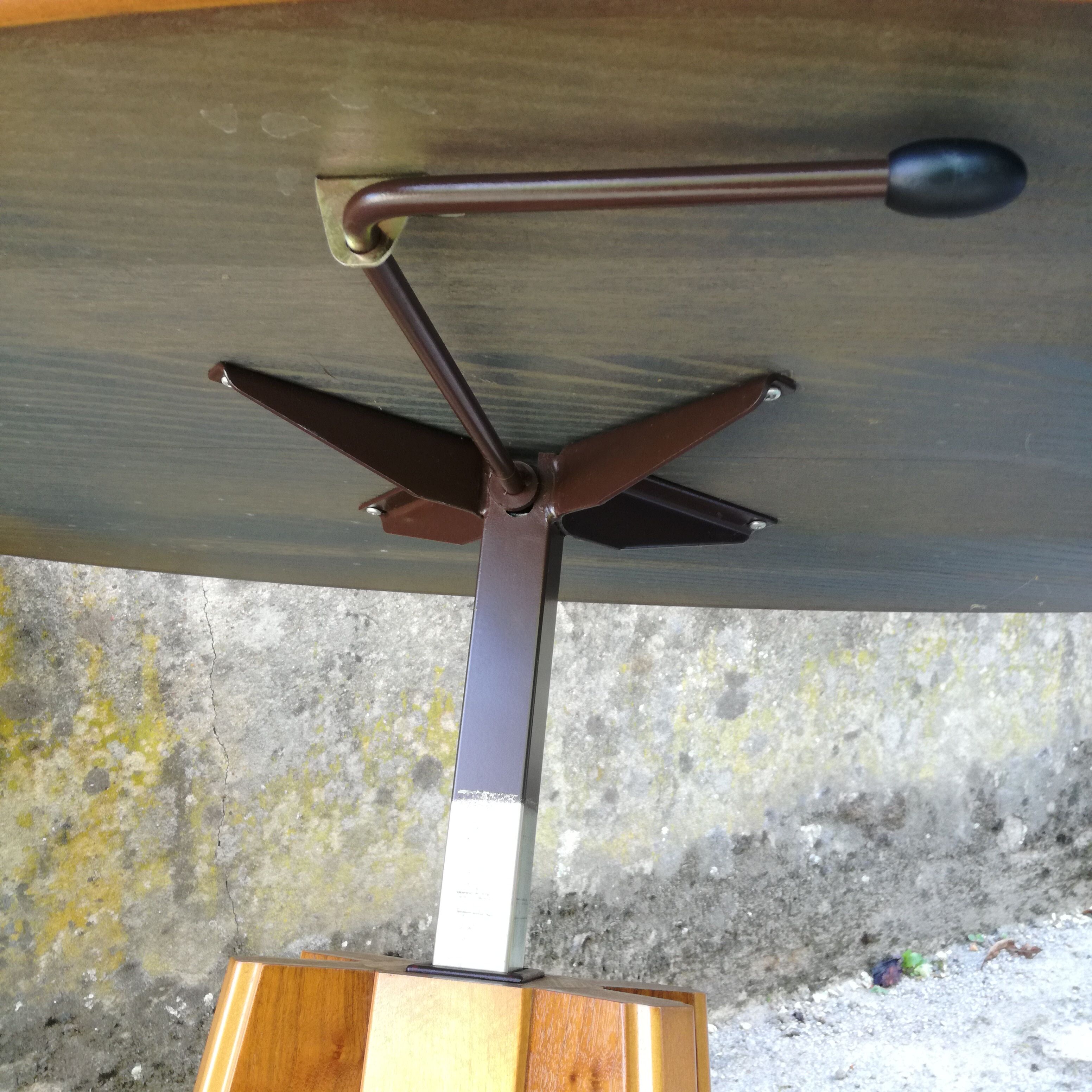 System oval table in walnut
