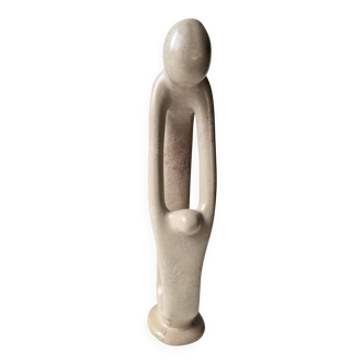 Sculpture en pierre de savon, parentalité femme et enfant