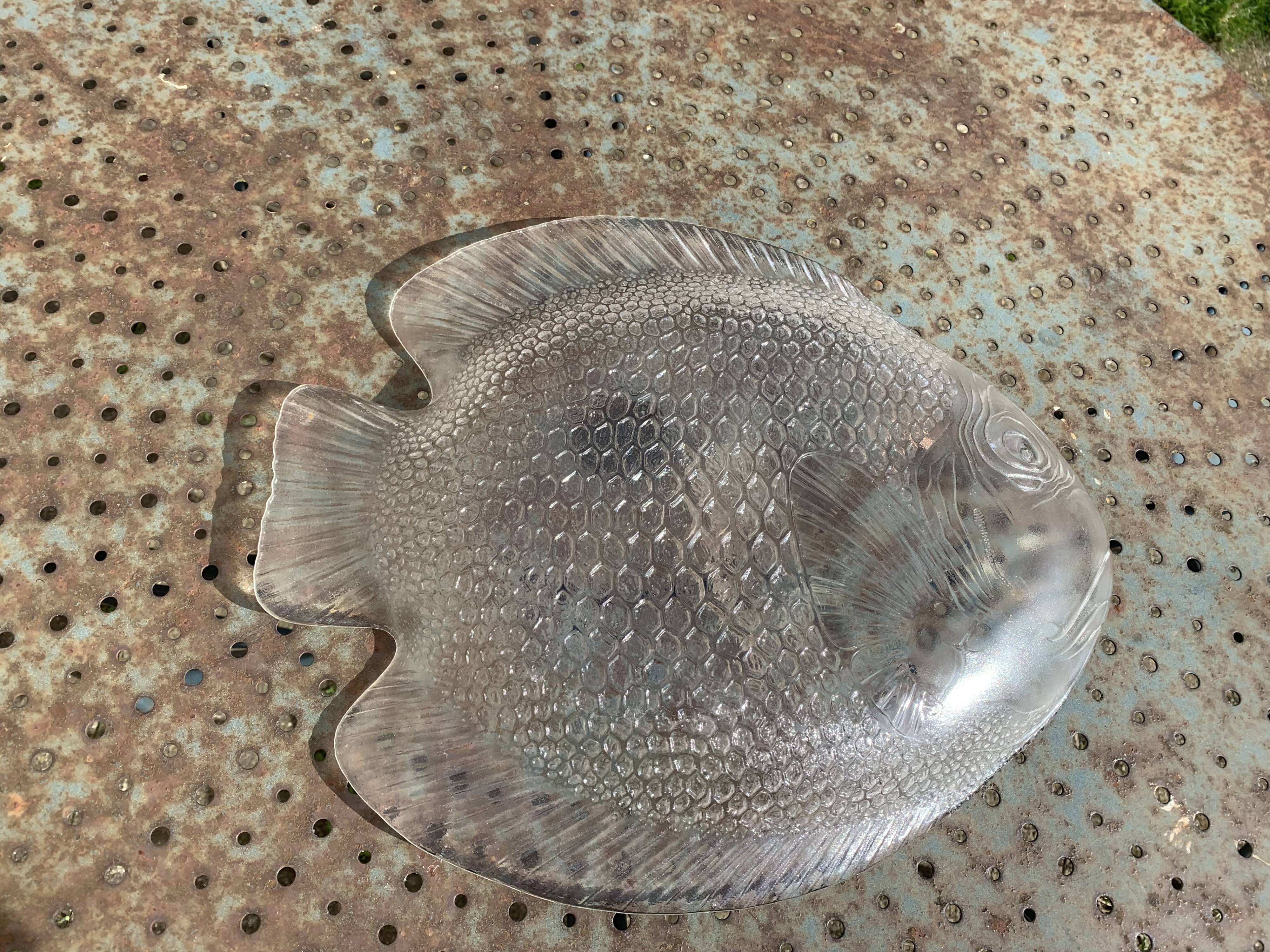 Large fish-shaped dish in transparent glass, made in France, vintage 1970
