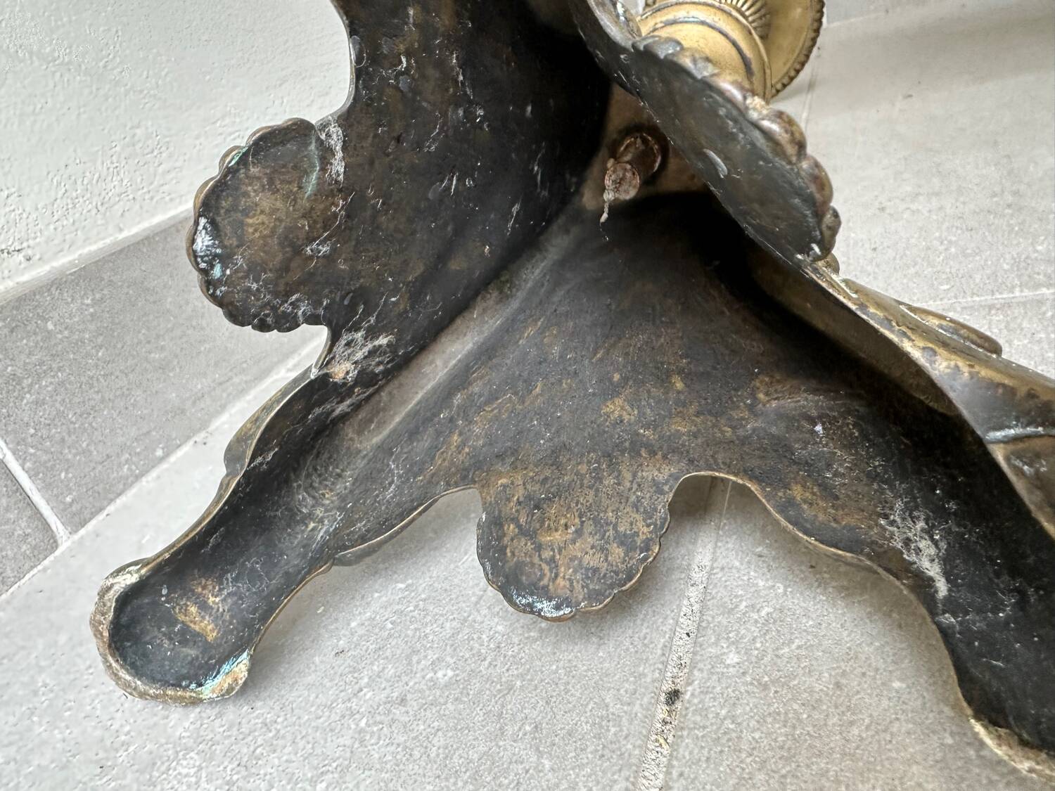 Gilded bronze candlestick with cherub trio decoration