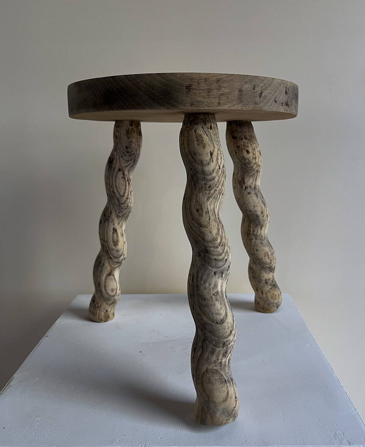 Tabouret ondulé à trois pieds