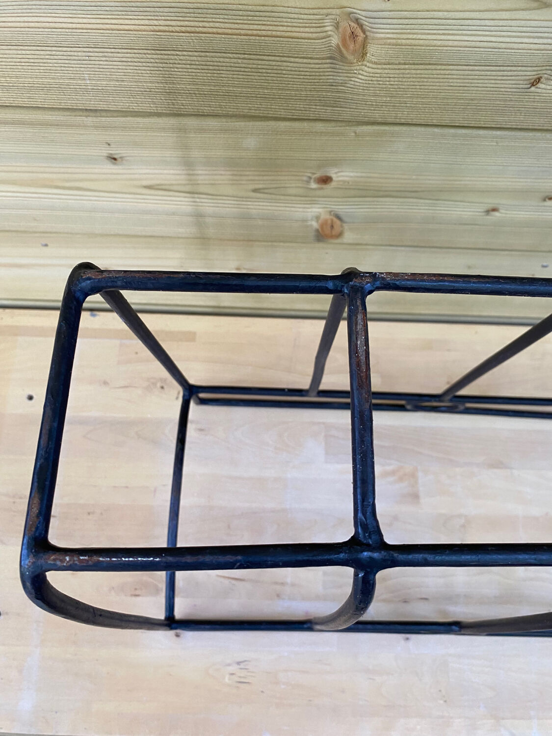 Magazine holders folk art in black metal