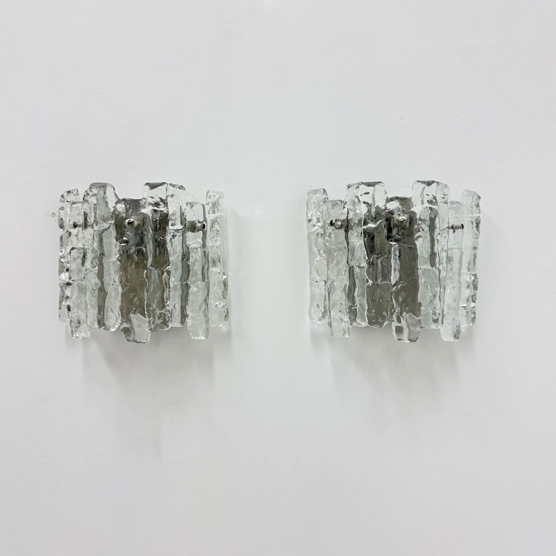 Paire de appliques murales en verre glacé et métal par J.T. Kalmar pour Kalmar, années 60.