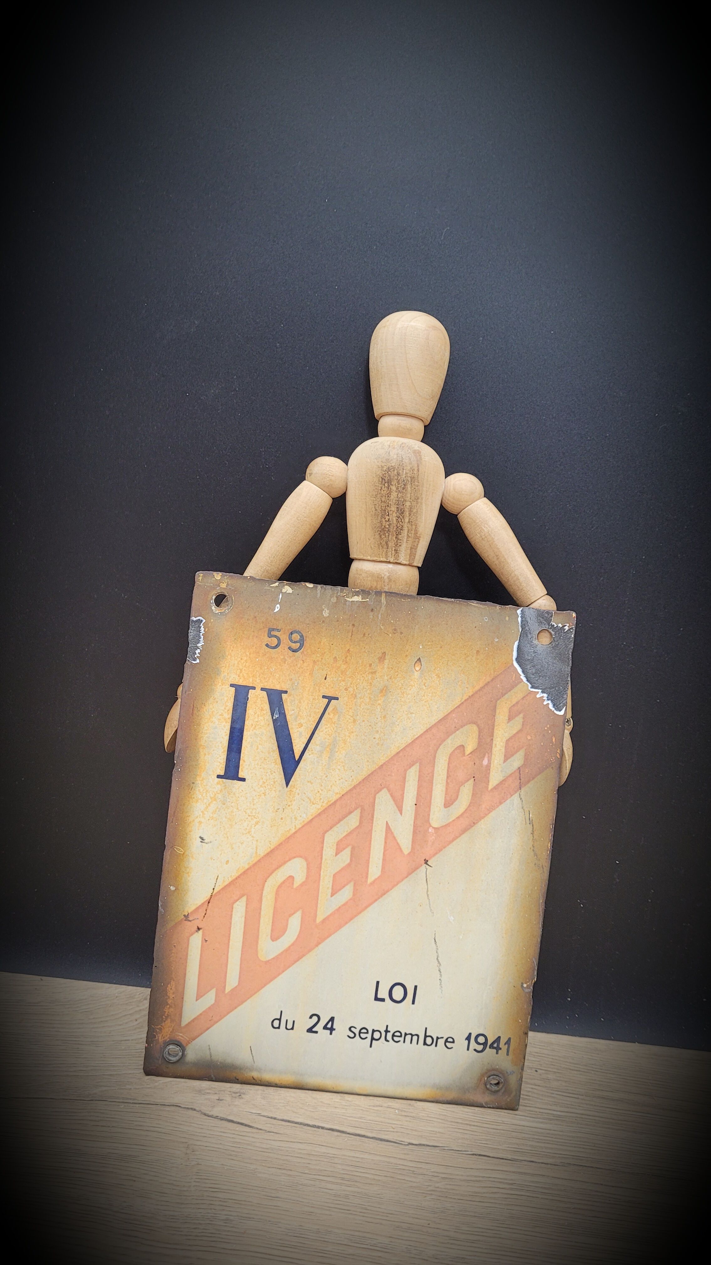 License IV enamelled plate