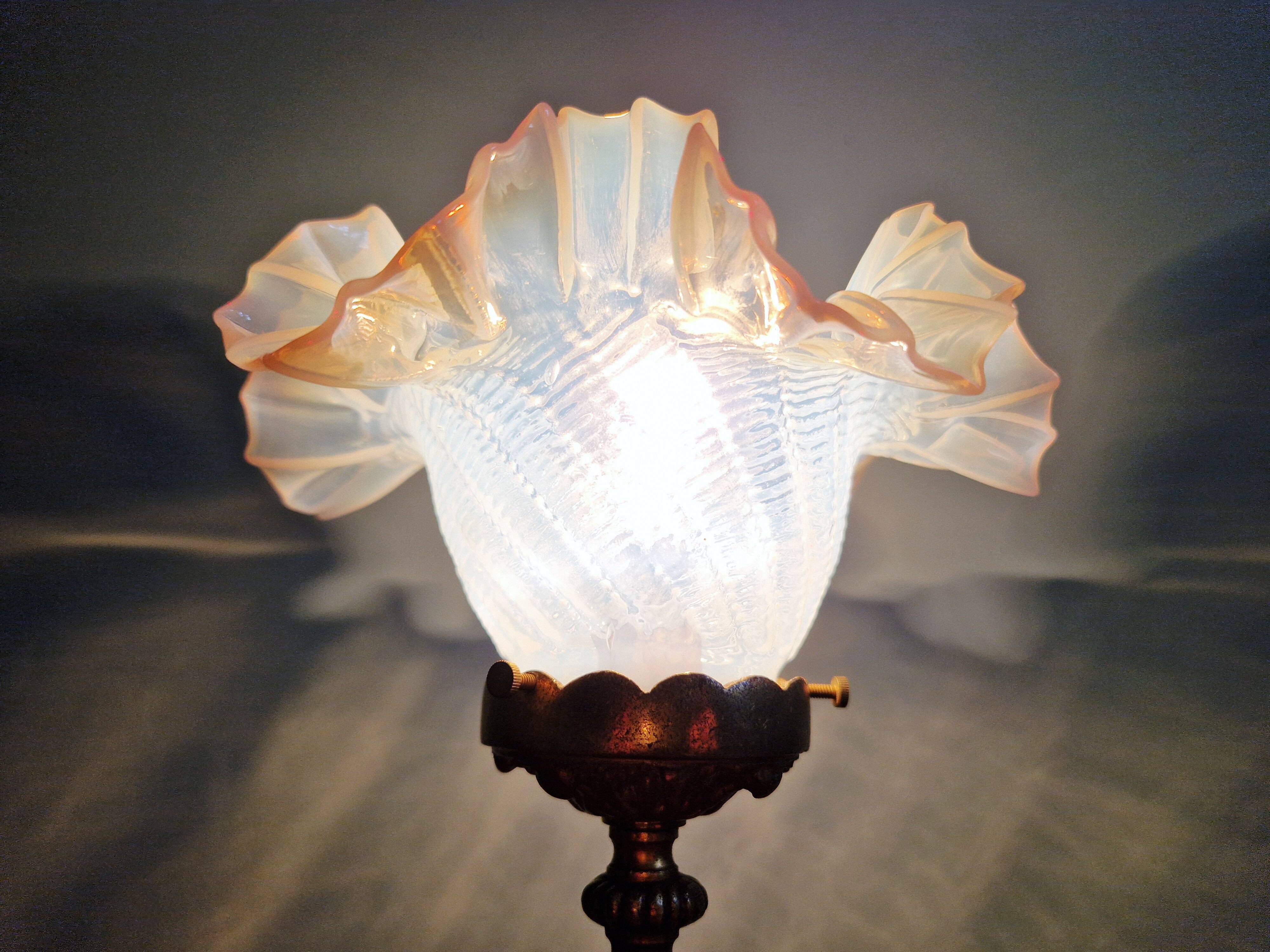 Table lamp in gilded bronze with opalescent glass shade, early 20th century.