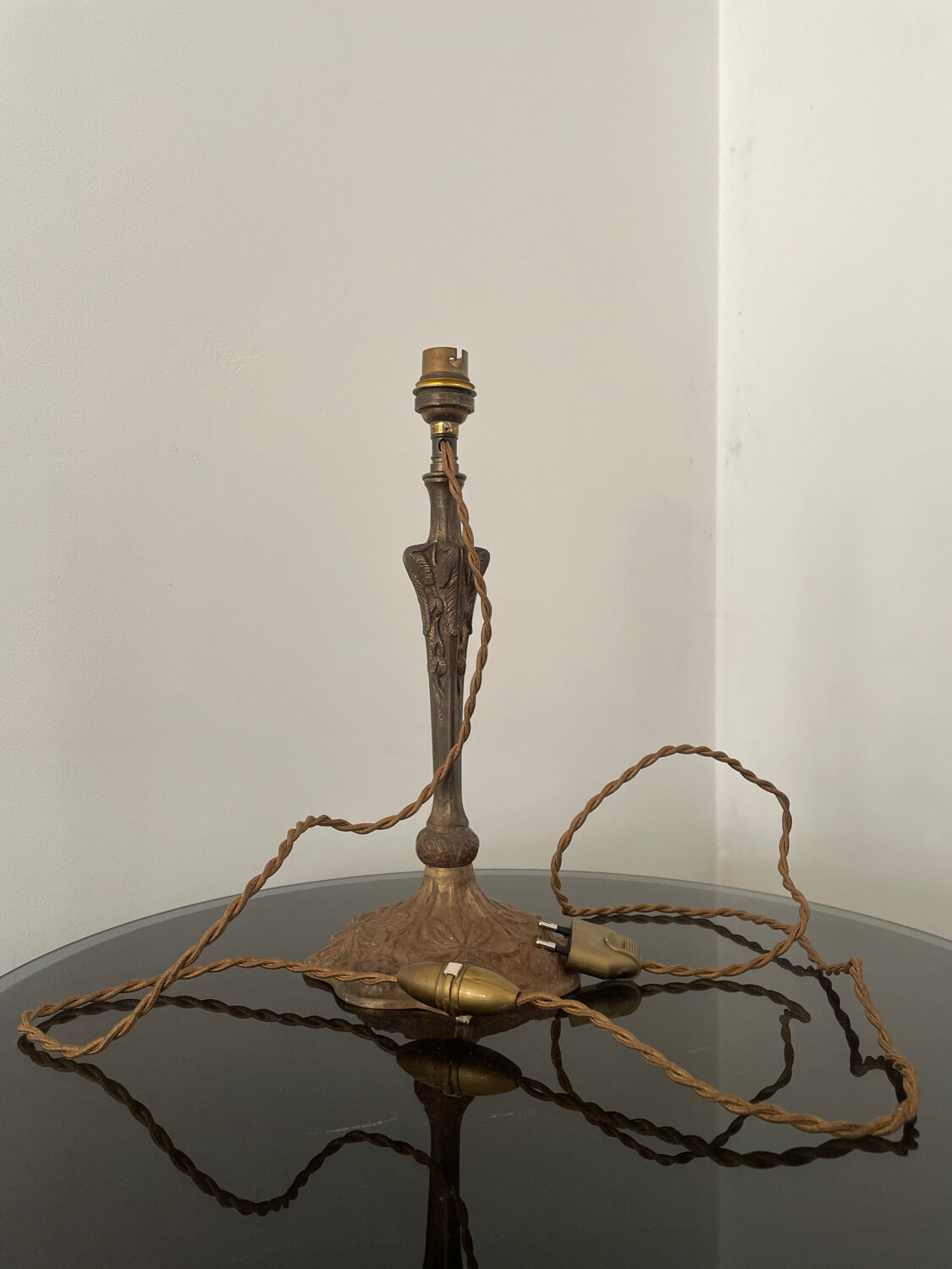 Art Nouveau lamp 1900 in bronze.