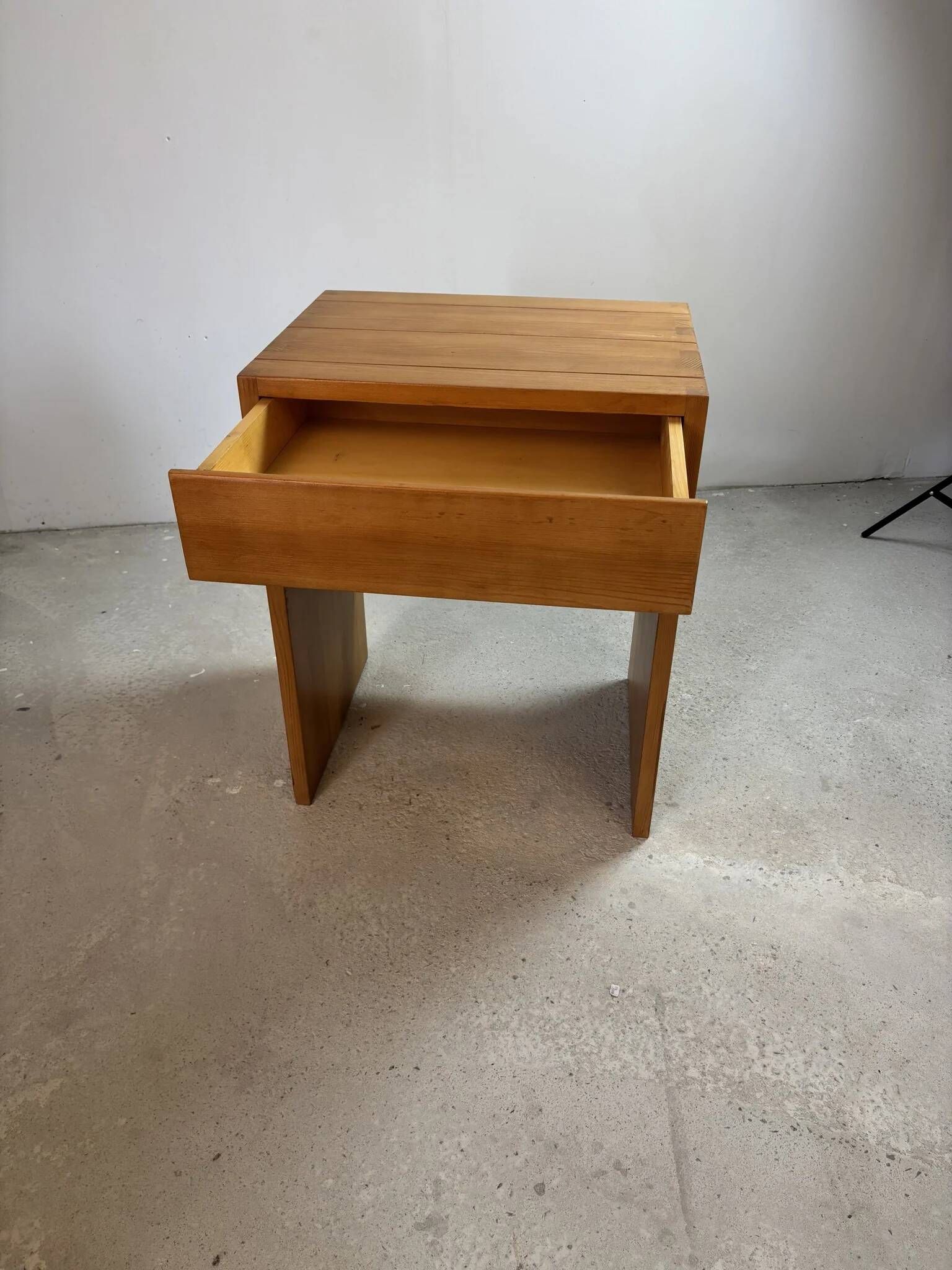 Small "Regain" desk in solid pine