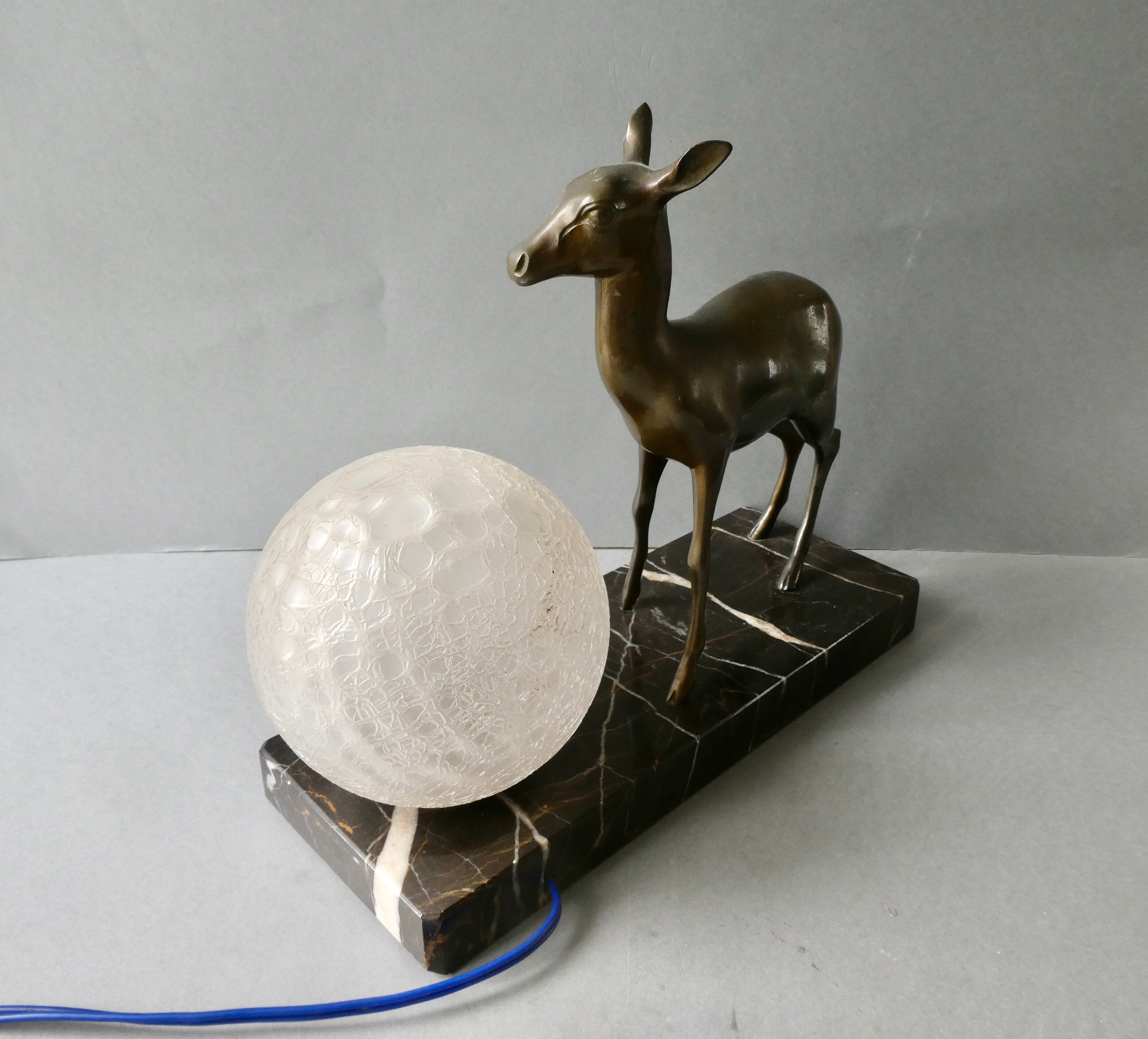 Lampe Art Deco avec une biche et son globe en verre d'origine