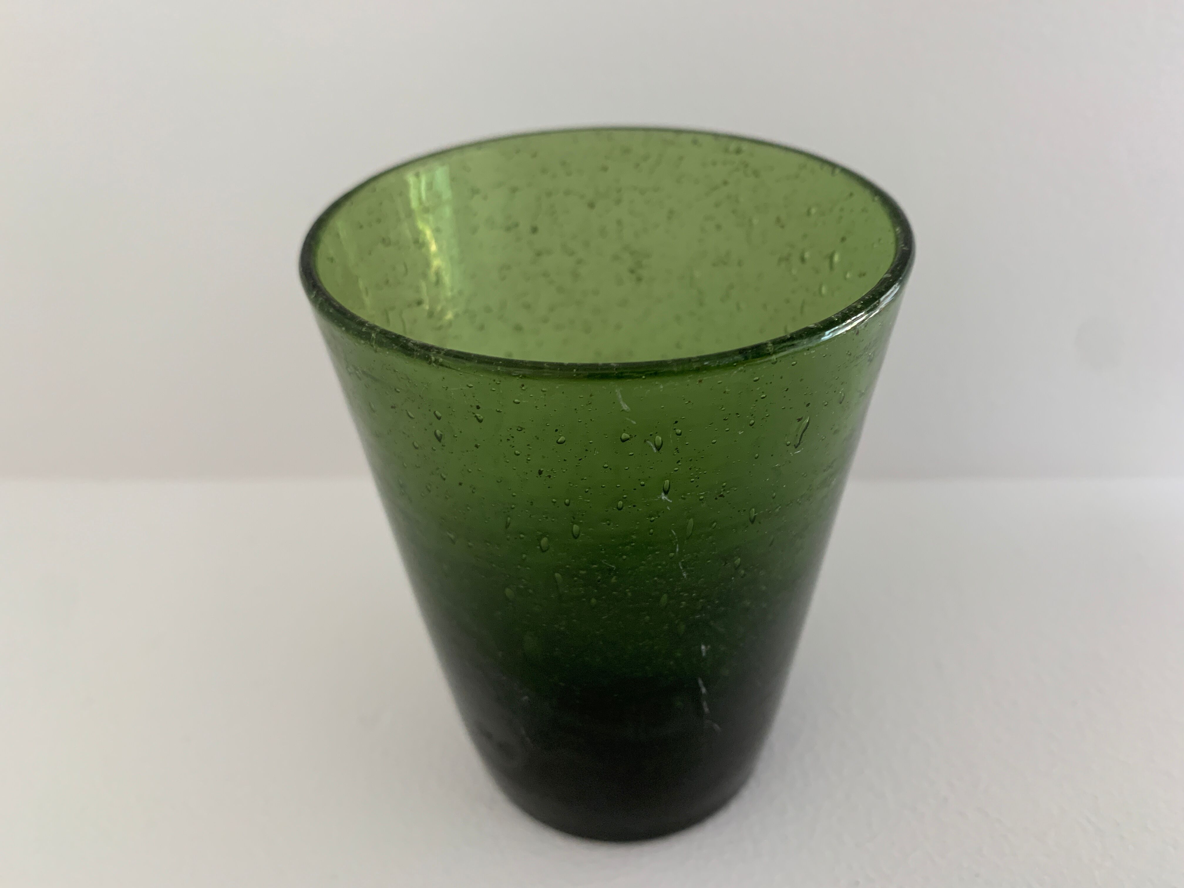 Carafe et 6 verres en verre vert bullé