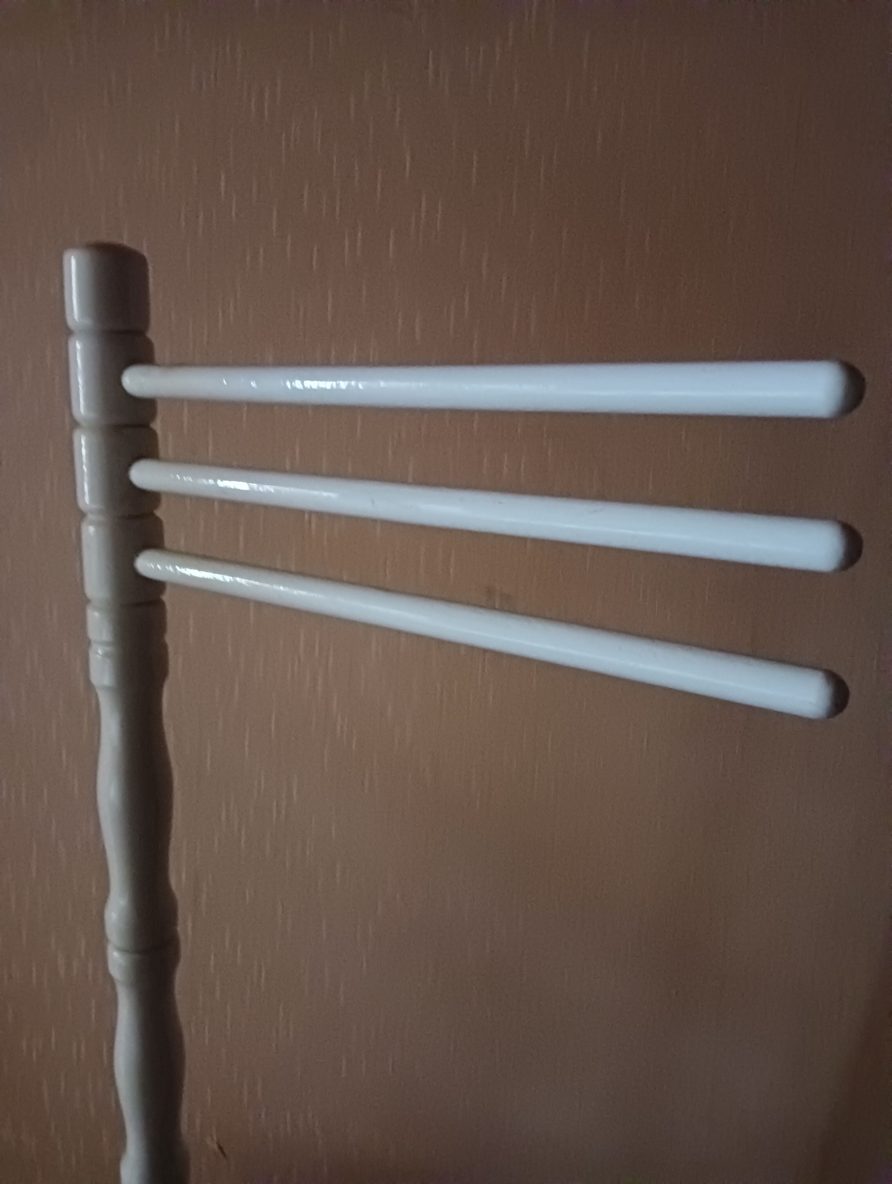 Bath towel rack in white wood, three bars.