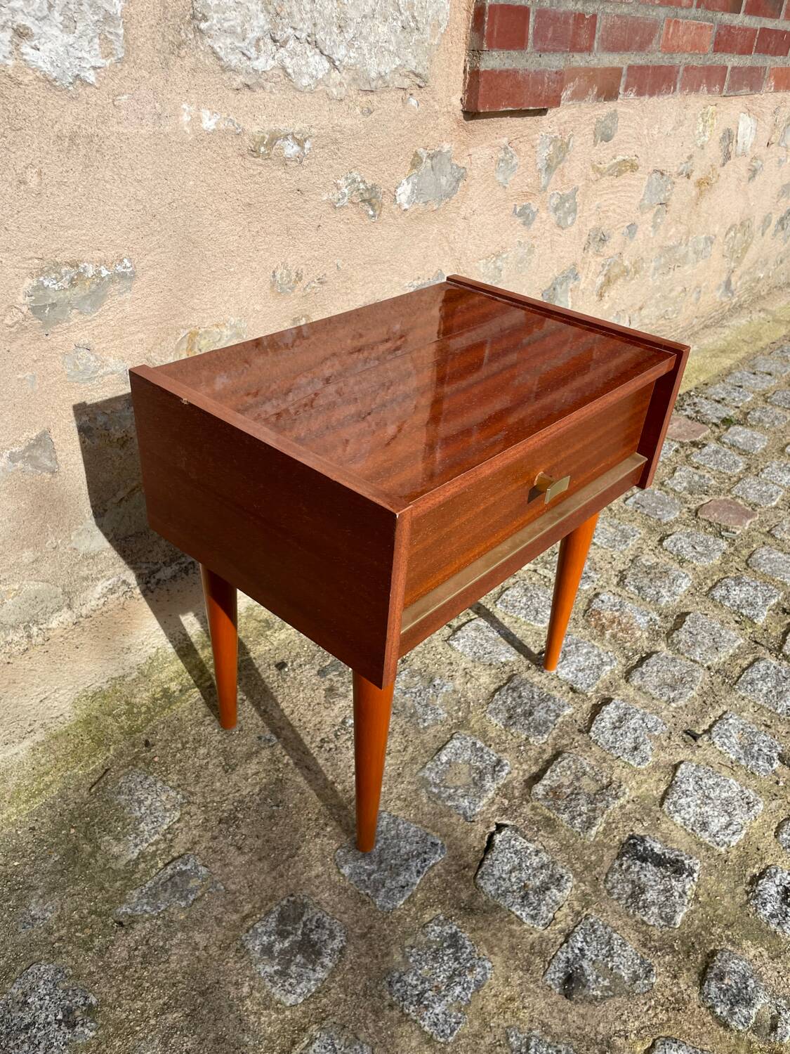 Table de nuit en bois et métal doré