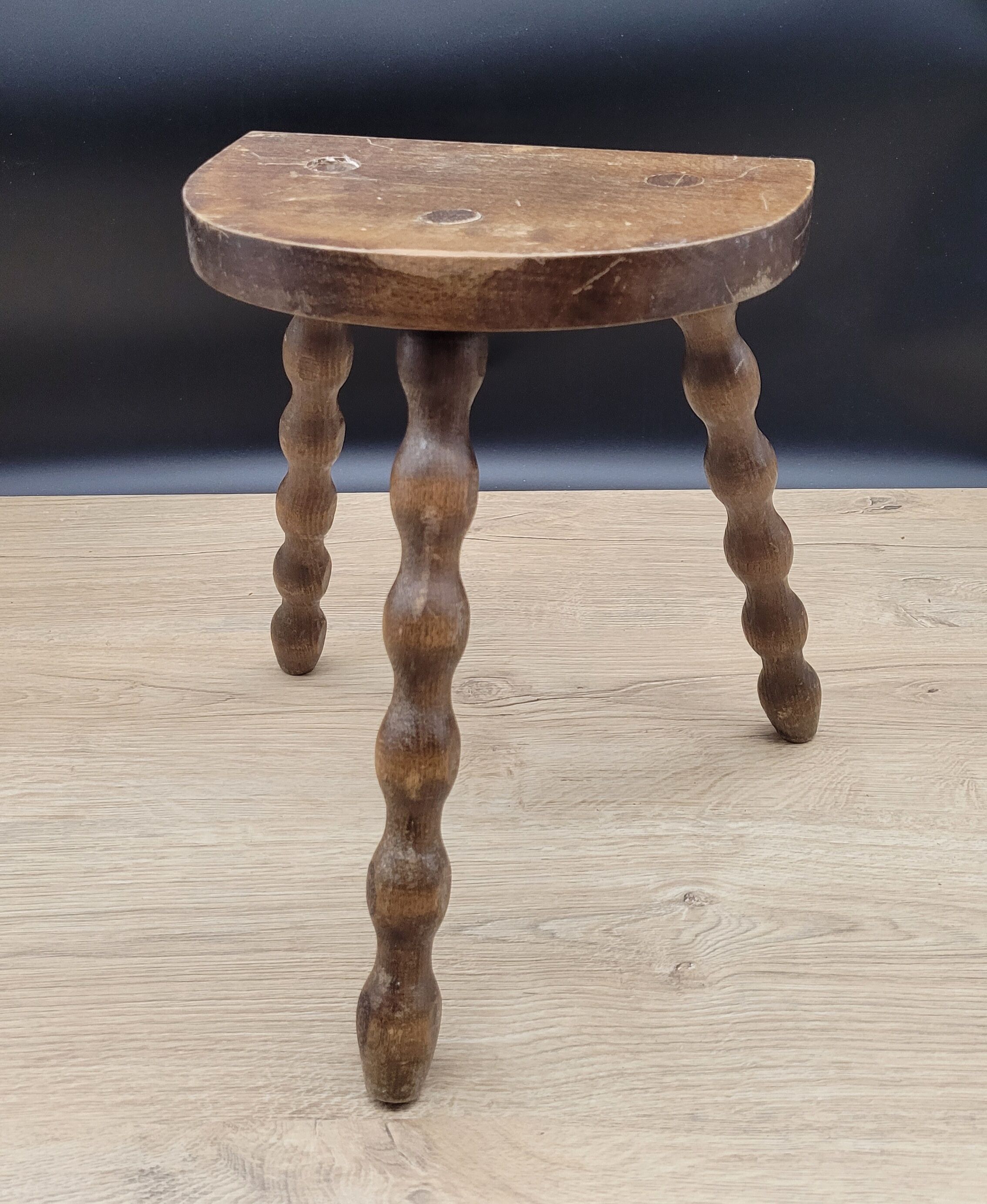 Half-round tripod stool feet balls