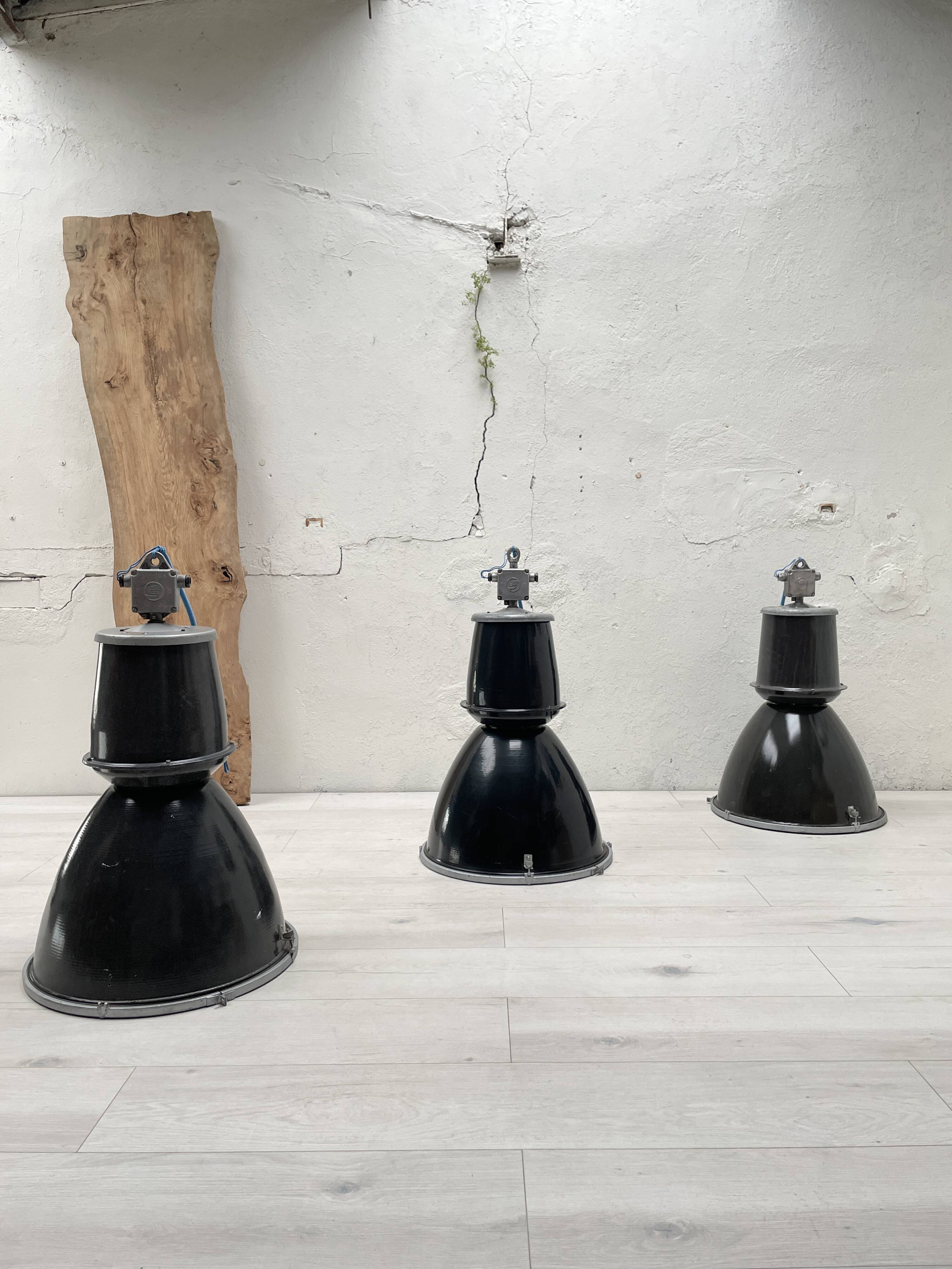 Suite de trois lampes industrielles.