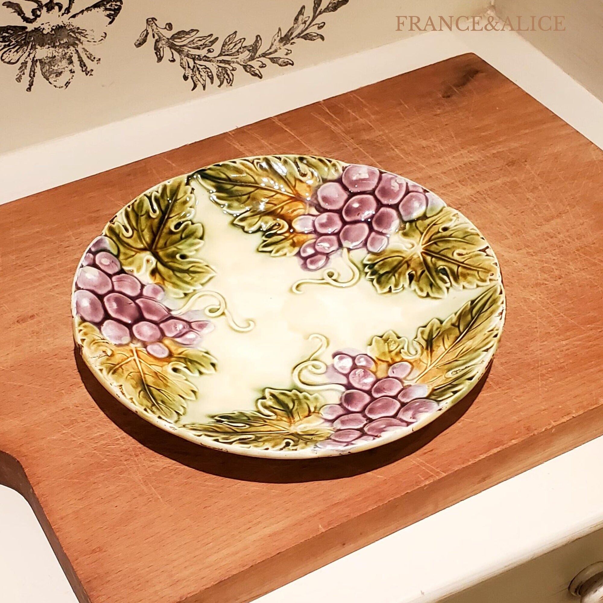 Antique slip plate – Vine leaves and bunches of grapes