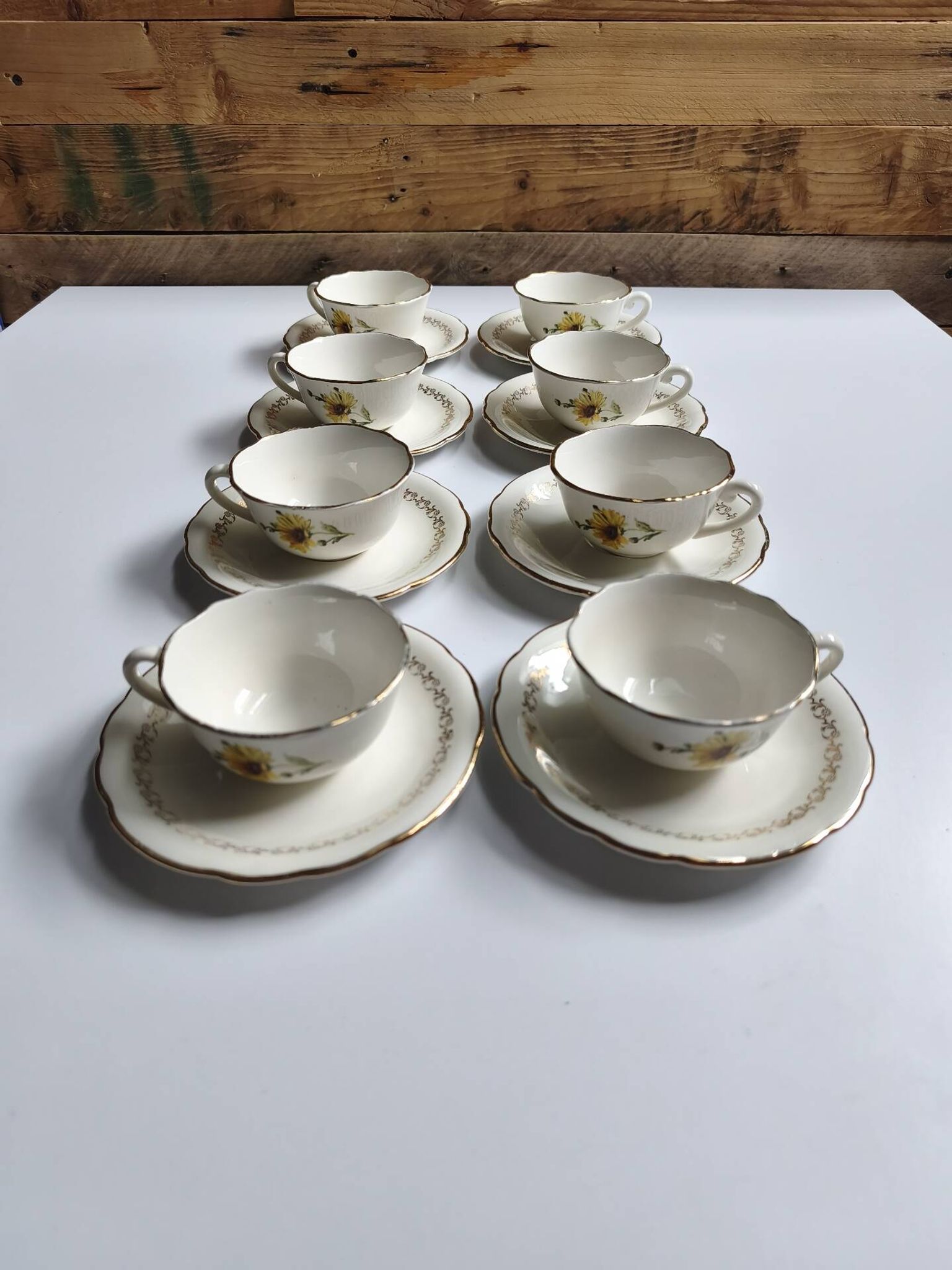 Set of 8 vintage cups with saucers Gien daisies.