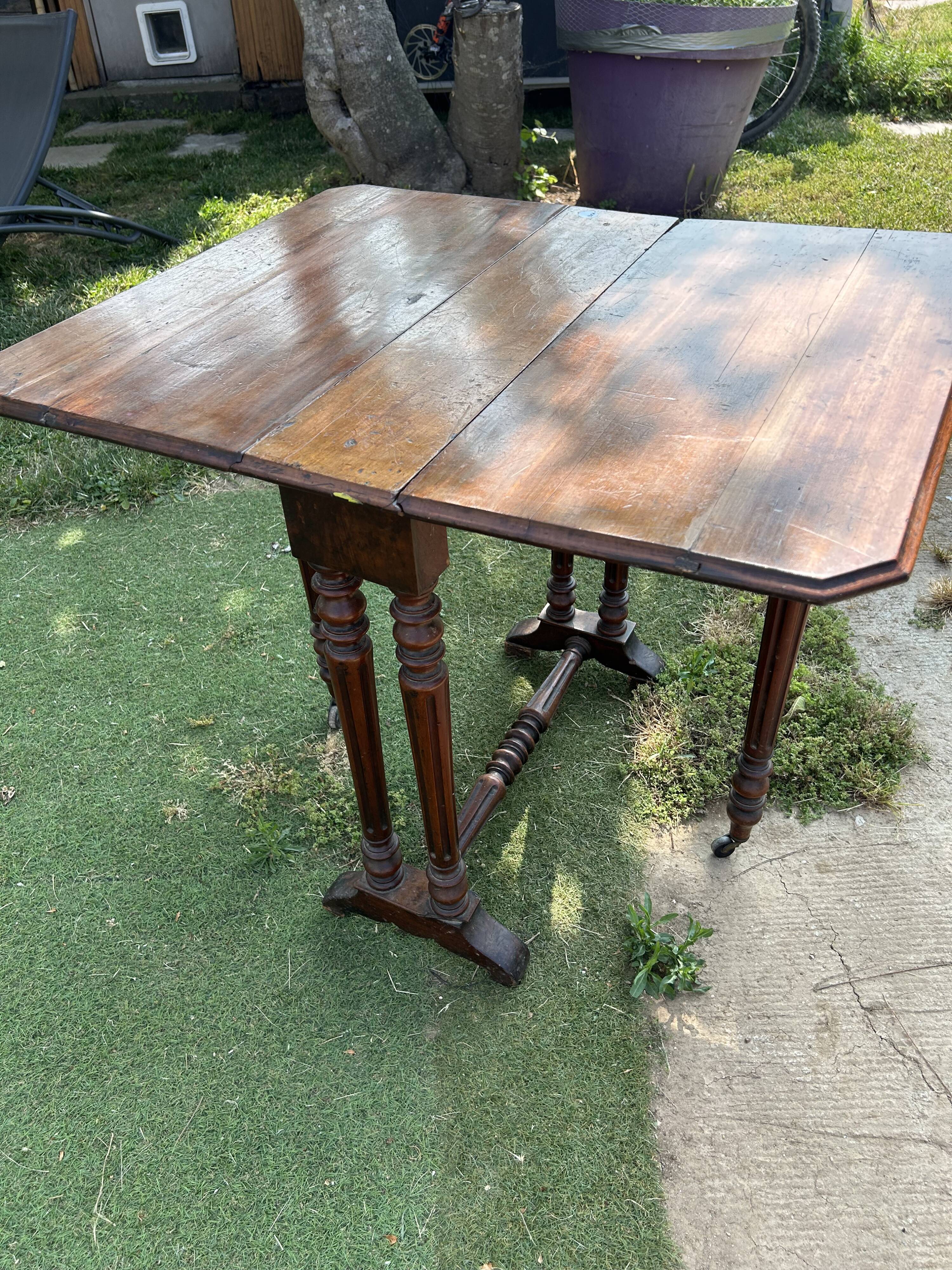 Folding side table on wheels