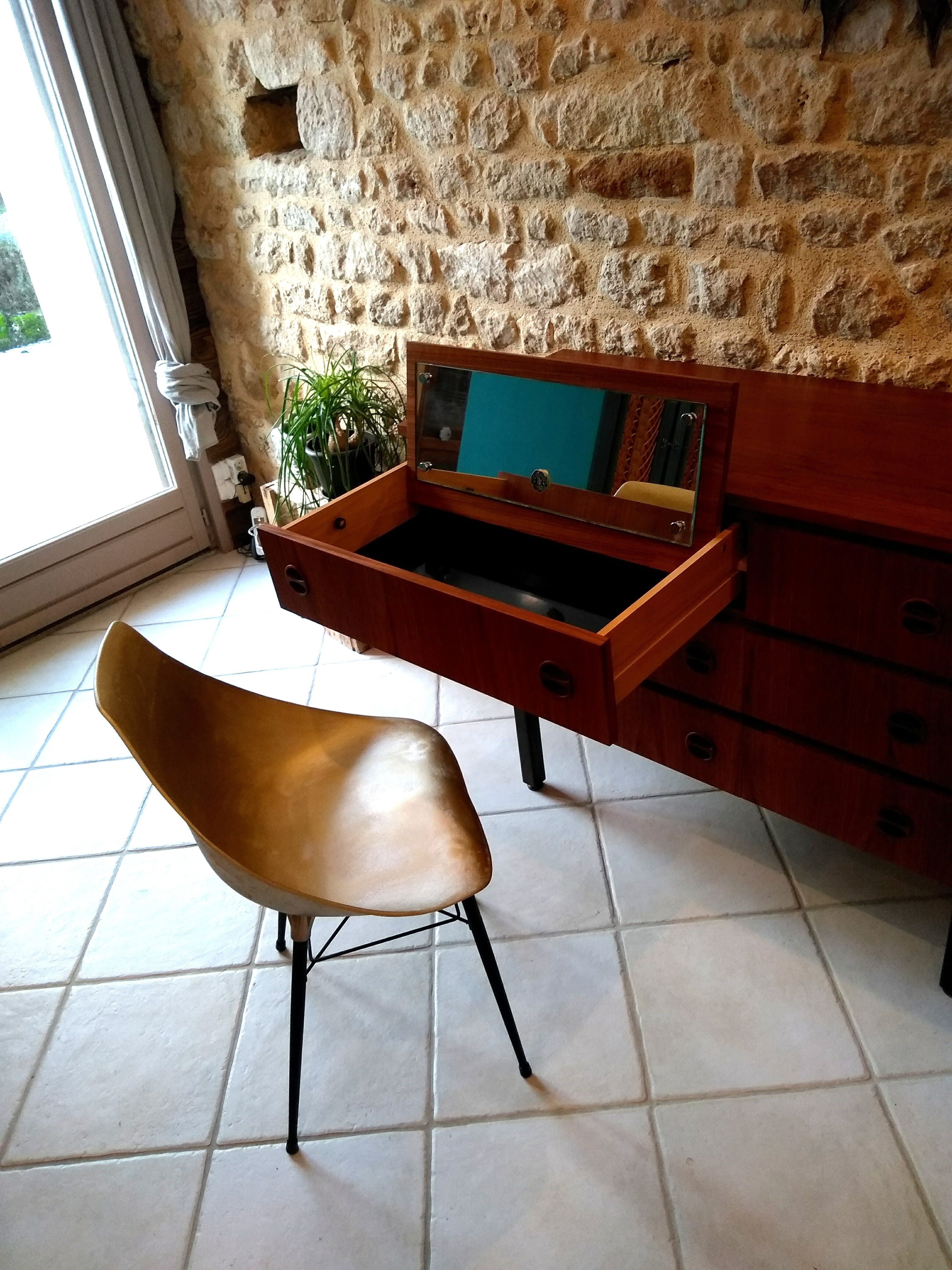 Scandinavian commodus/hairdresser