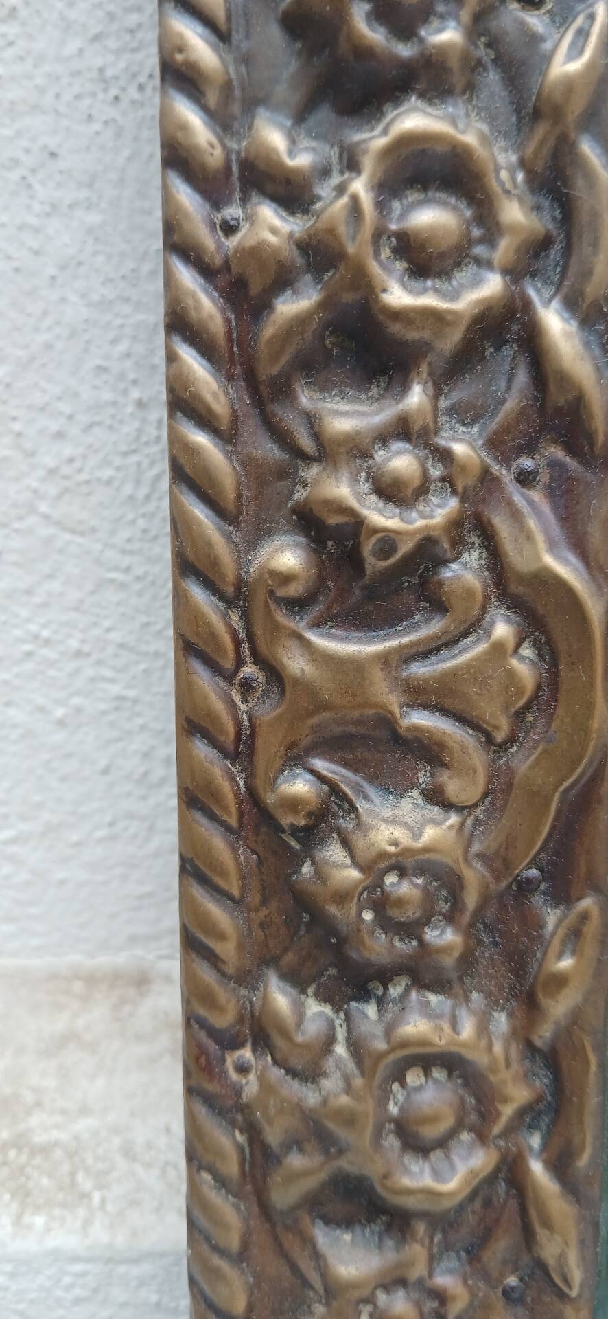 Bevelled mirror from the 1930s in repoussé brass.