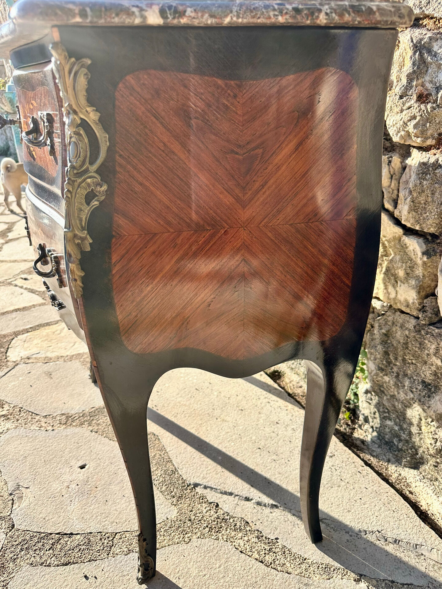 Petite commode sauteuse de style Louis XV .