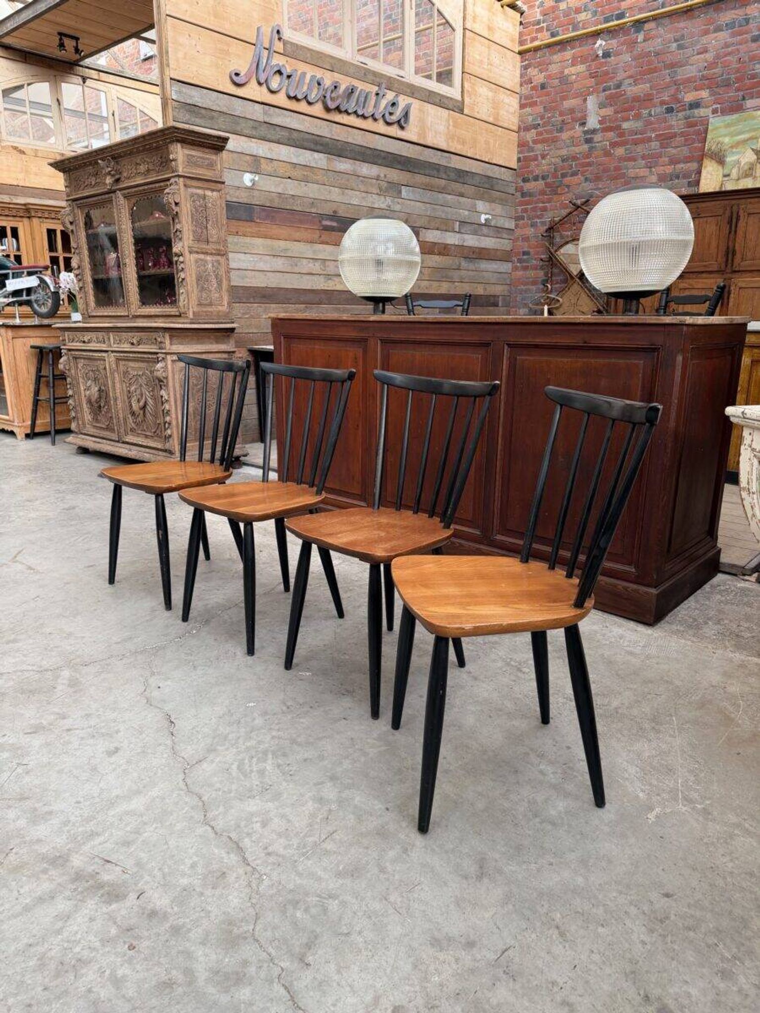 Suite de 4 chaises scandinaves