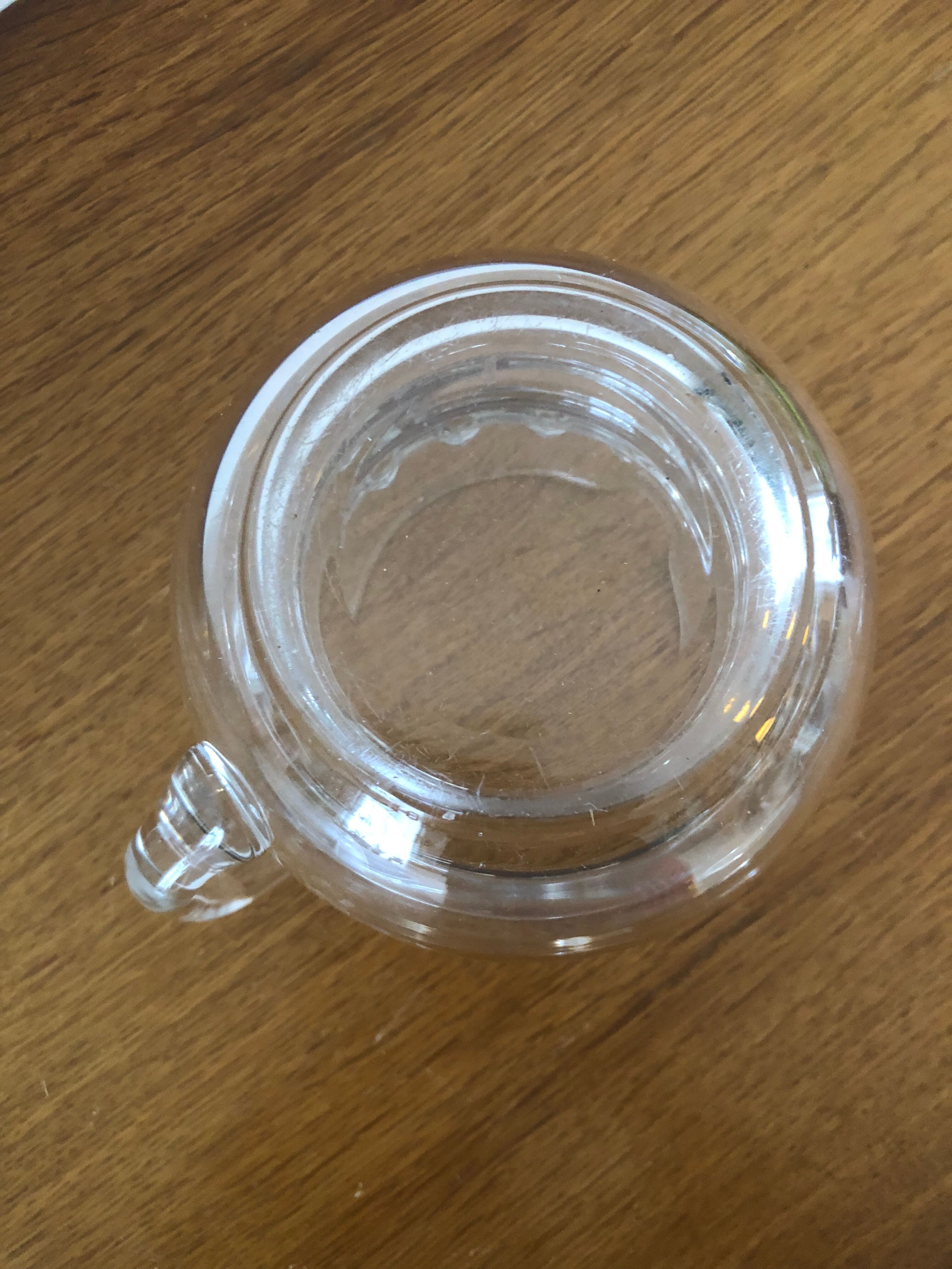 Cruche en verre taillé avec anse