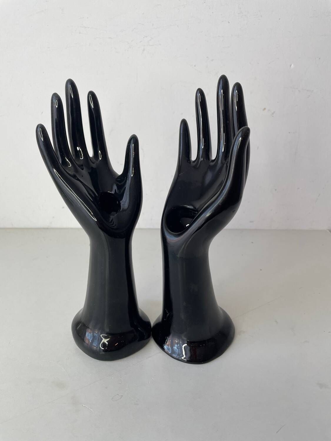2 soliflores, baguiers en céramique noire en forme de main