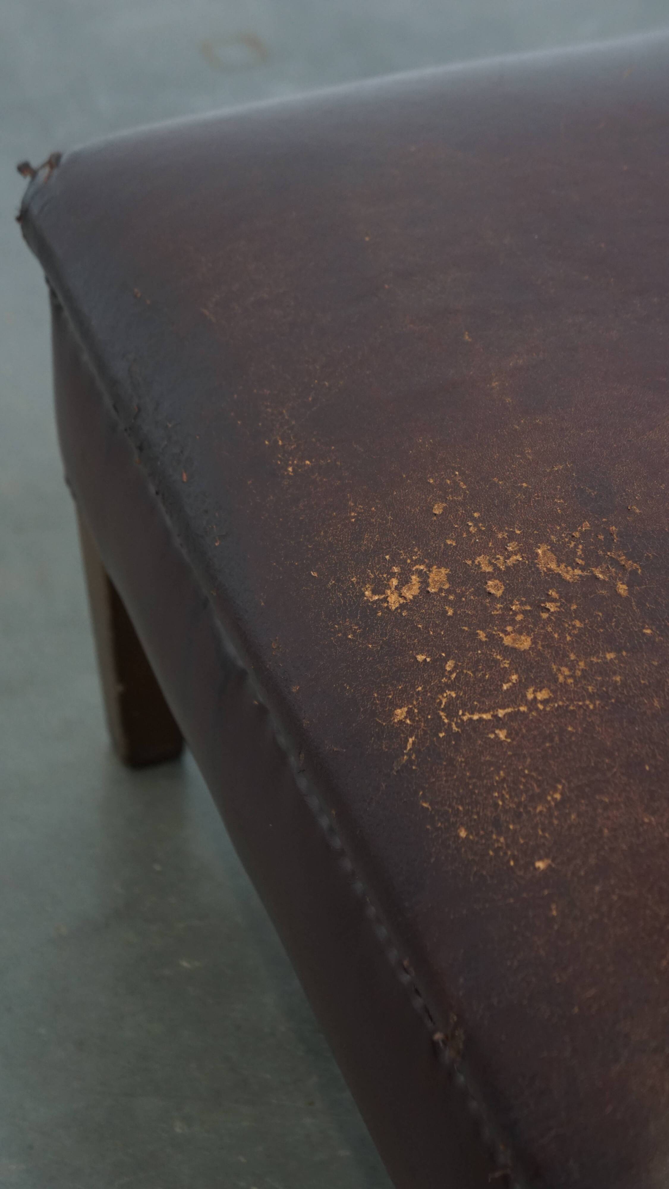 Ottoman vintage en cuir de mouton
