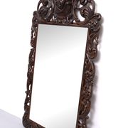 Miroir monumental ancien du XVIIIe siècle en chêne, orné d'un chérubin, de Hollande.