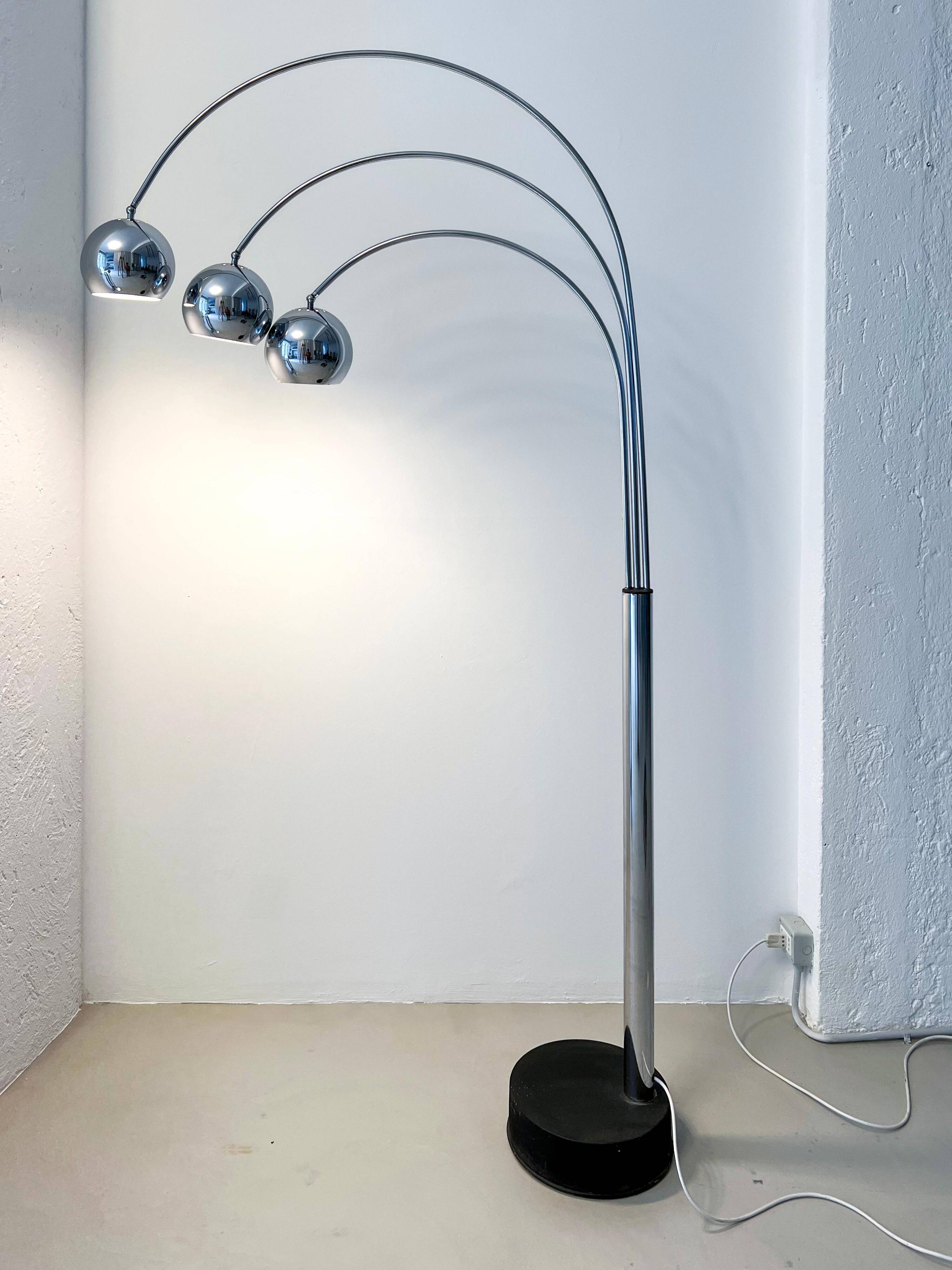 Sculptural Space Age Arco Floor Lamp, Chrome Metal, Three Lights, Reggiani