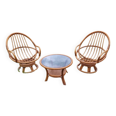 Set de 2 fauteuils pivotants et 1 table basse en osier