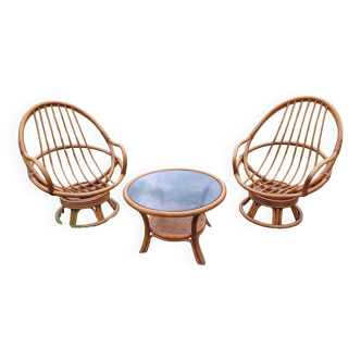 Set of 2 swivel armchairs and 1 wicker coffee table
