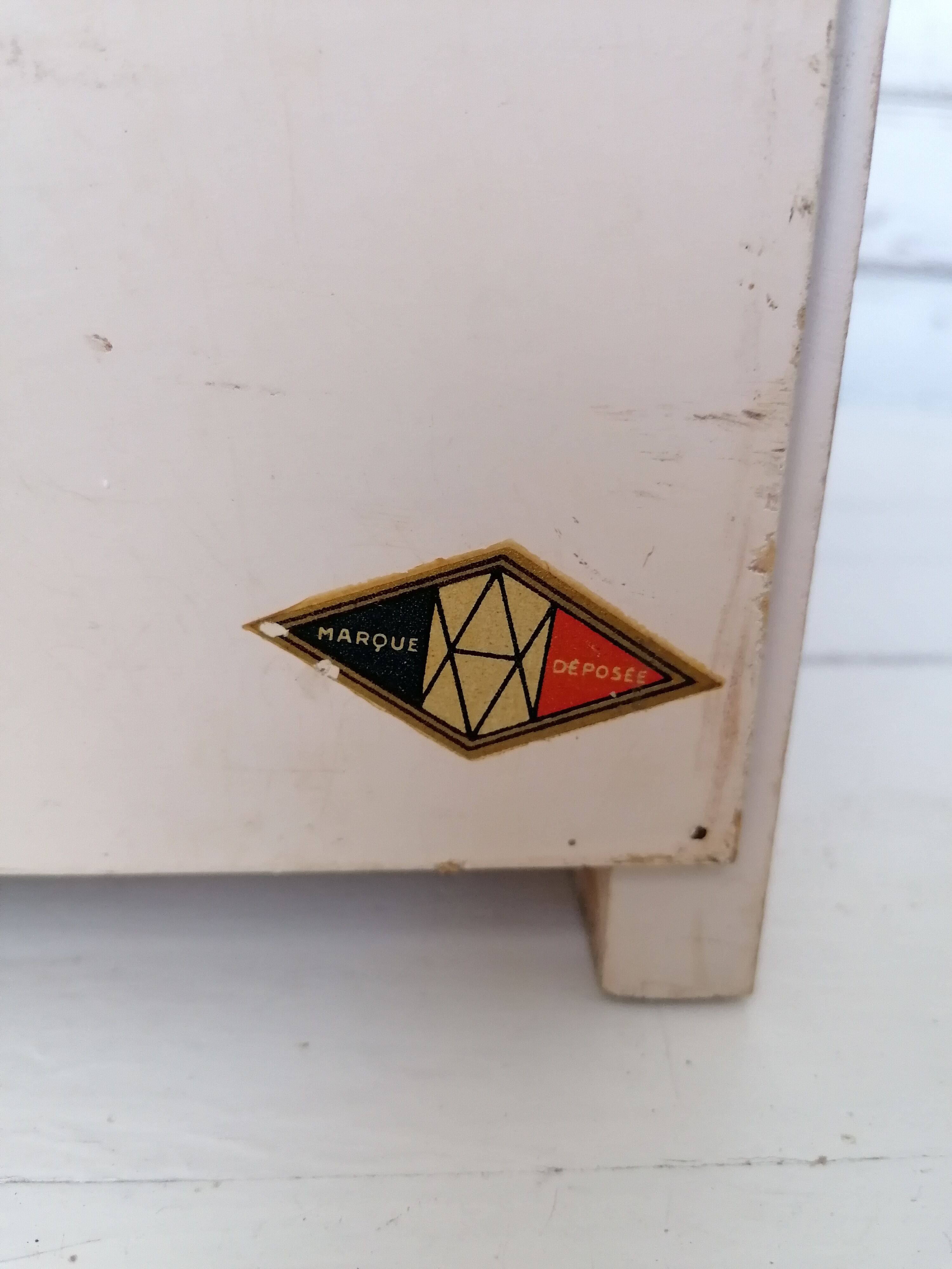 Small storage unit to lay