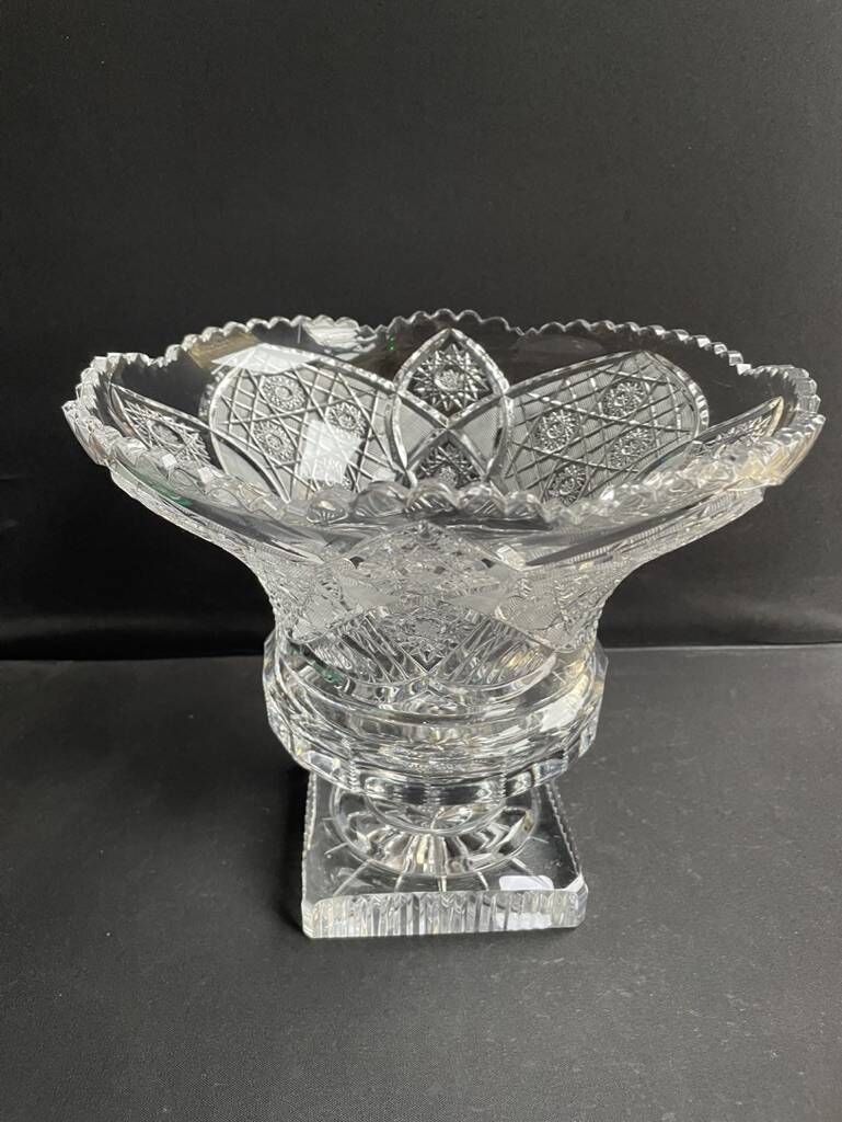 Large bowl on foot – Cut crystal - 20th century