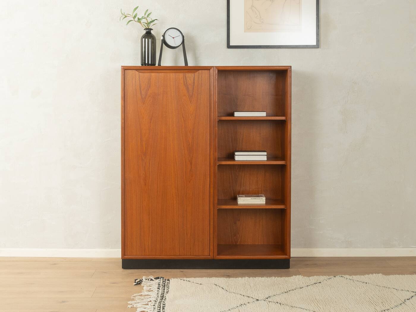 Commode classique des années 1960, placage en teck, dessus en HPL noir.